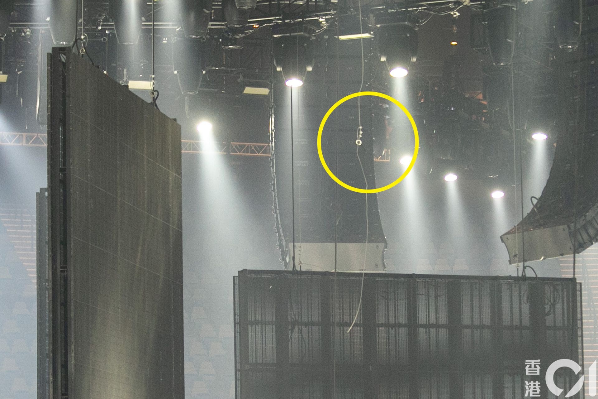 7月28日MIRROR红馆演唱会严重意外，记者拍摄到坠下LED荧幕的钢缆松脱，放大图片可清晰看到有吊环螺丝帽和三个扣索（黄圈示）。（劳显亮摄）