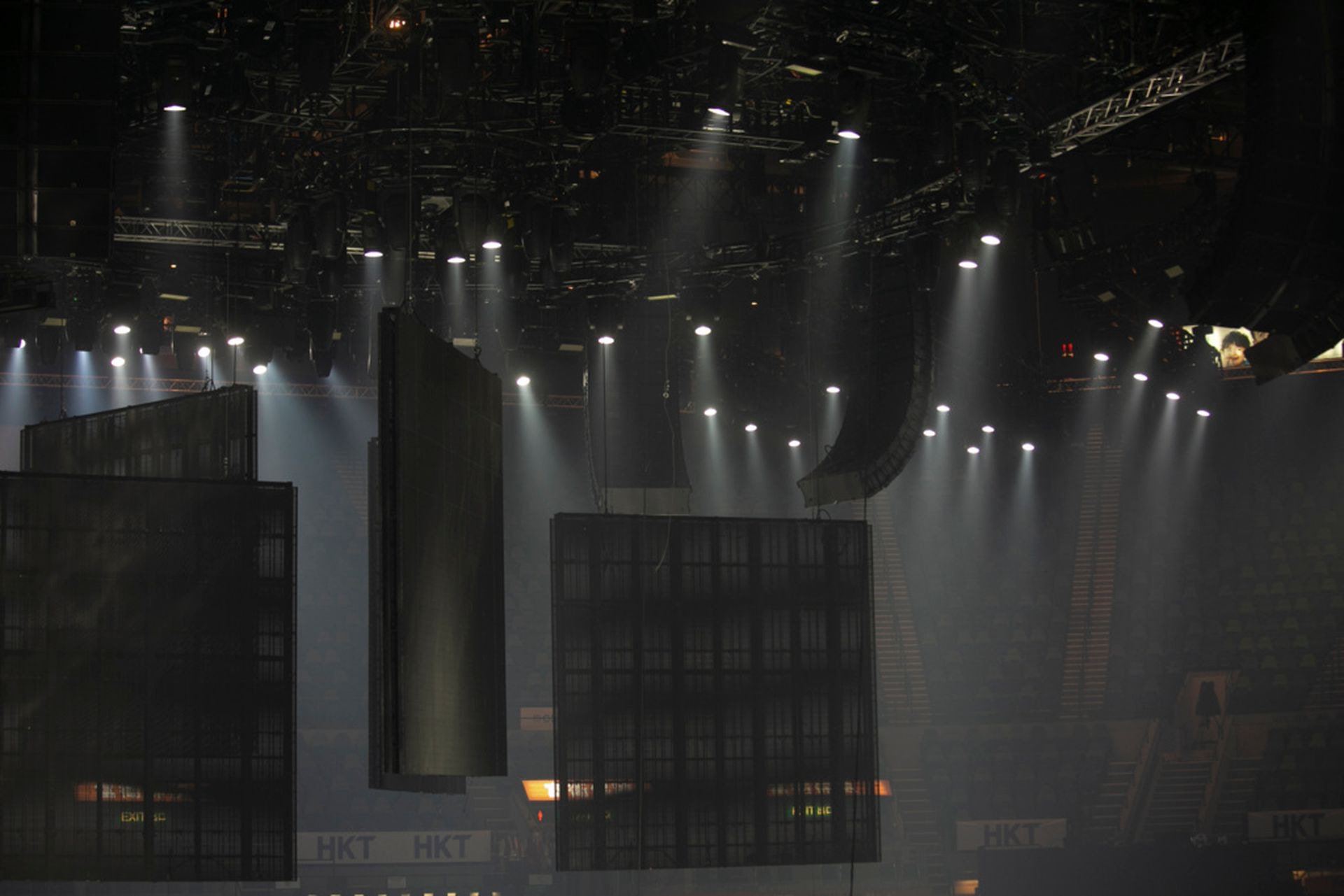 7月28日MIRROR红馆演唱会严重意外，记者拍摄到坠下LED荧幕的钢缆松脱，并无断开，钢缆还连接着吊环螺丝帽和三个扣索。（劳显亮摄）