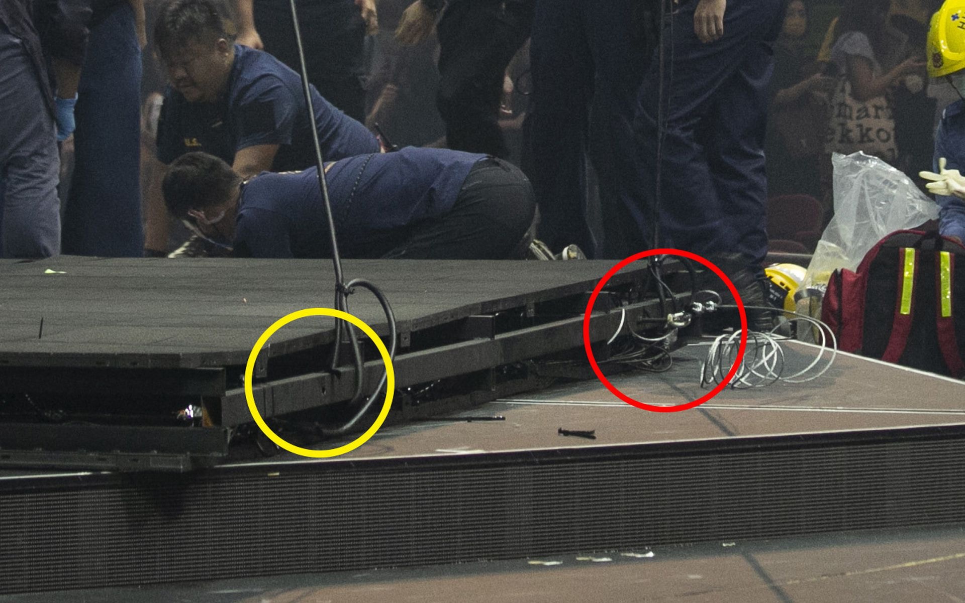 7月28日MIRROR红馆演唱会严重意外，坠下的巨型LED荧幕，一边透过吊环连接钢缆（红圈示）；另一边吊环和钢缆均「消失」，只有一个洞（黄圈示）。（劳显亮摄）