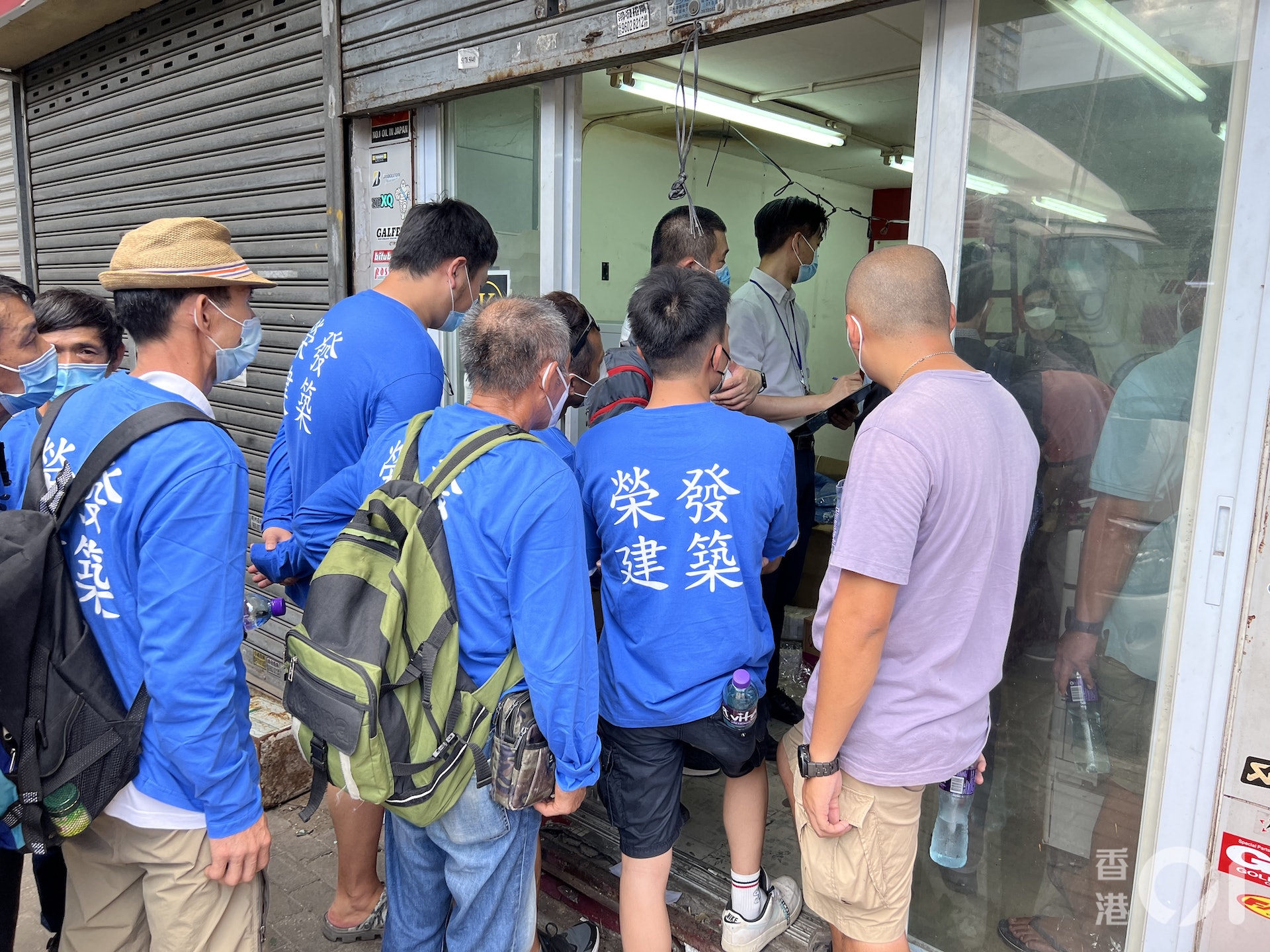 上月一對夫婦留遺書稱因生意失敗,前往位於堅尼地城的親戚寓所天台墮樓身亡。潘姓夫婦經營拆卸公司,大批工人前往地盤向大判追討欠薪。(翁鈺輝攝) 上月一對夫婦留遺書稱因生意失敗,前往位於堅尼地城的親戚寓所天台墮樓身亡。潘姓夫婦經營拆卸公司,大批工人前往地盤向大判追討欠薪。(翁鈺輝攝)