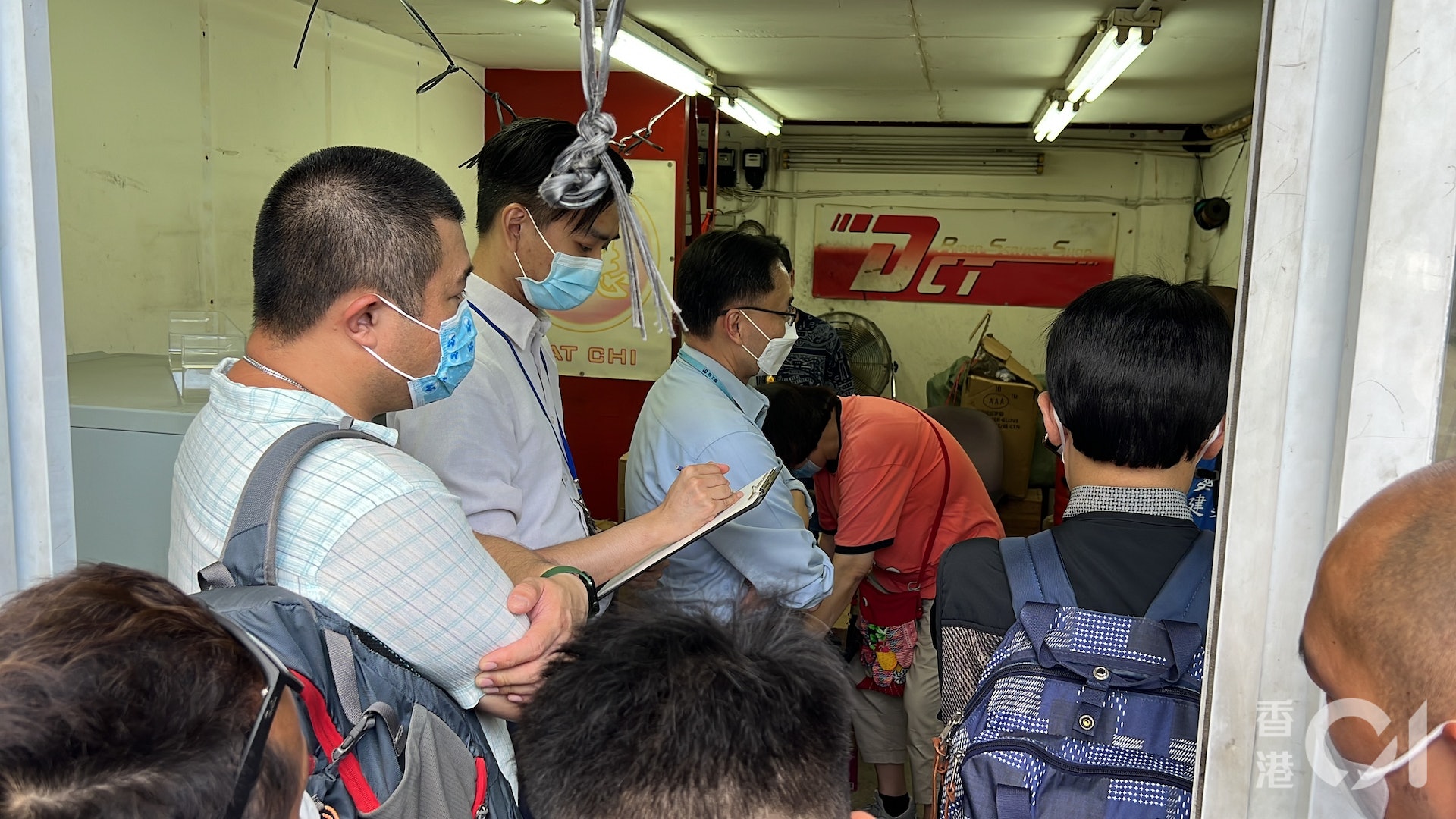 上月元朗一對夫婦留遺書稱因生意失敗,前往位於堅尼地城的親戚寓所天台墮樓身亡。逝世的潘姓夫婦經營拆卸公司,大批工人前往地盤向大判追討欠薪。(翁鈺輝攝) 上月元朗一對夫婦留遺書稱因生意失敗,前往位於堅尼地城的親戚寓所天台墮樓身亡。逝世的潘姓夫婦經營拆卸公司,大批工人前往地盤向大判追討欠薪。(翁鈺輝攝)