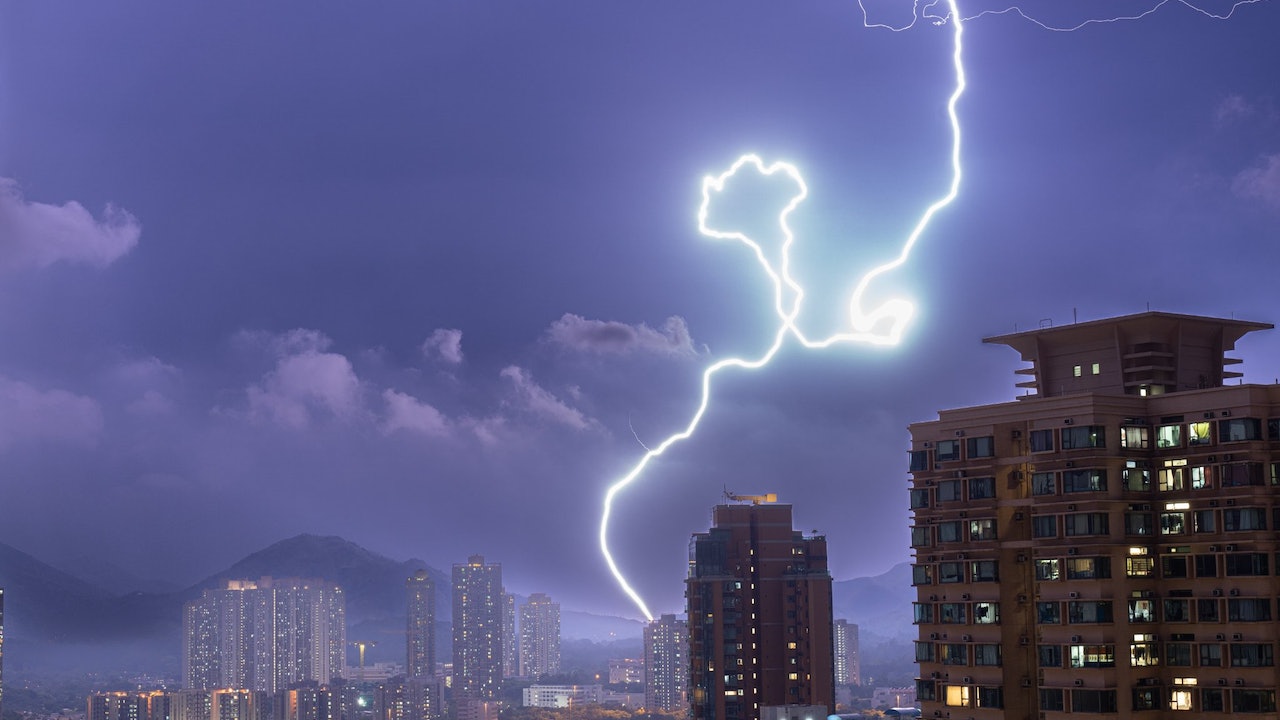 多圖|雷雨晚上3小時帶來7000次閃電 攝影愛好者剎那夜空爆閃