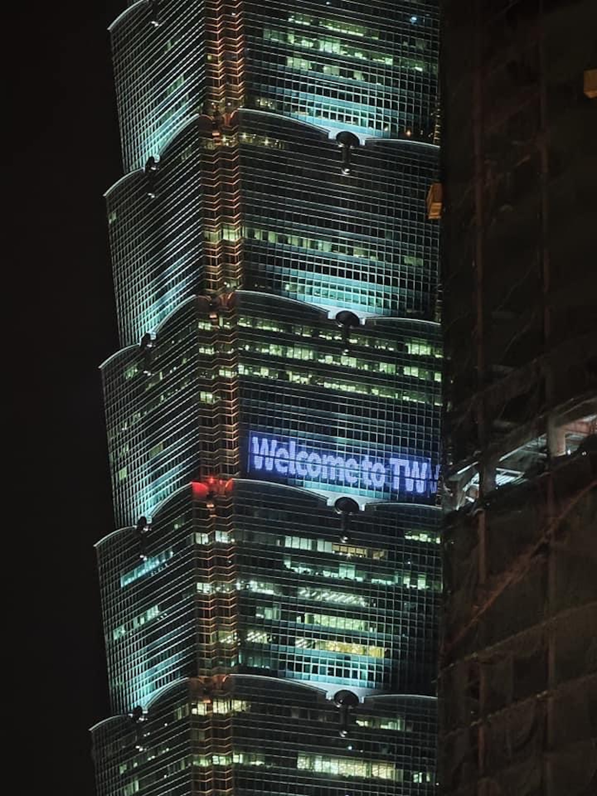 為歡迎佩洛西訪台,台北101點燈「Welcome to TW」。(記者爆料網) 為歡迎佩洛西訪台,台北101點燈「Welcome to TW」。(記者爆料網)