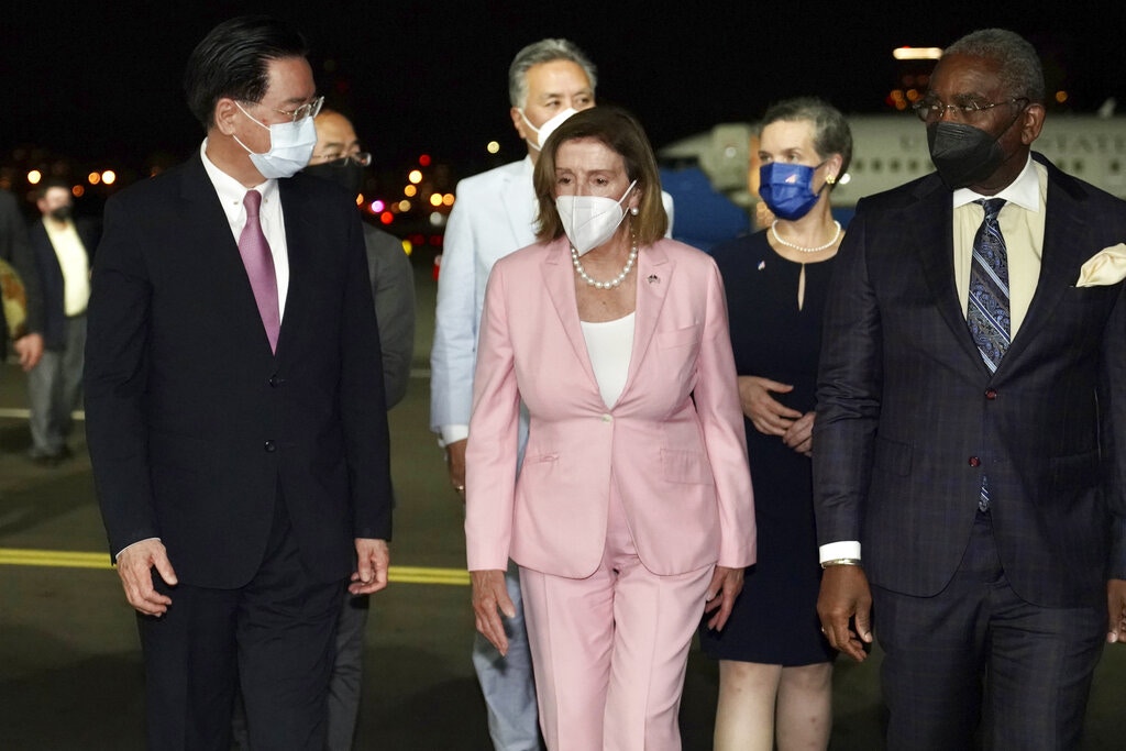 2022年8月2日，美国众议院议长佩洛西（Nancy Pelosi，又译作佩罗西、裴洛西或波洛西）晚上10时43分在台北松山机场落机，在众人陪同下走在停机坪上。 （AP）