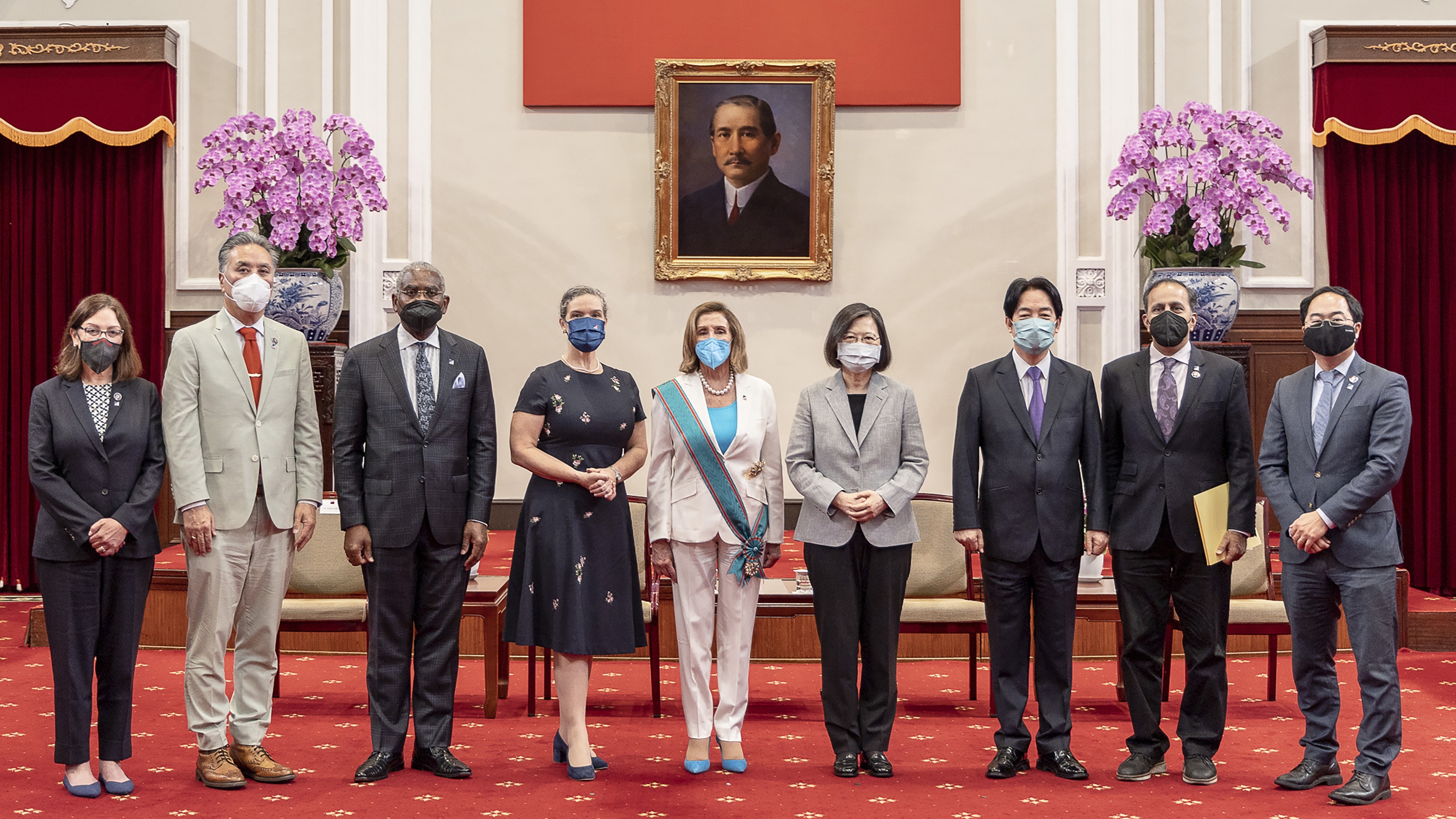 佩洛西：图为2022年8月3日，美国众议院议长佩洛西（左五）在台湾台北，与台湾总统蔡英文（右四）会面。（AP）