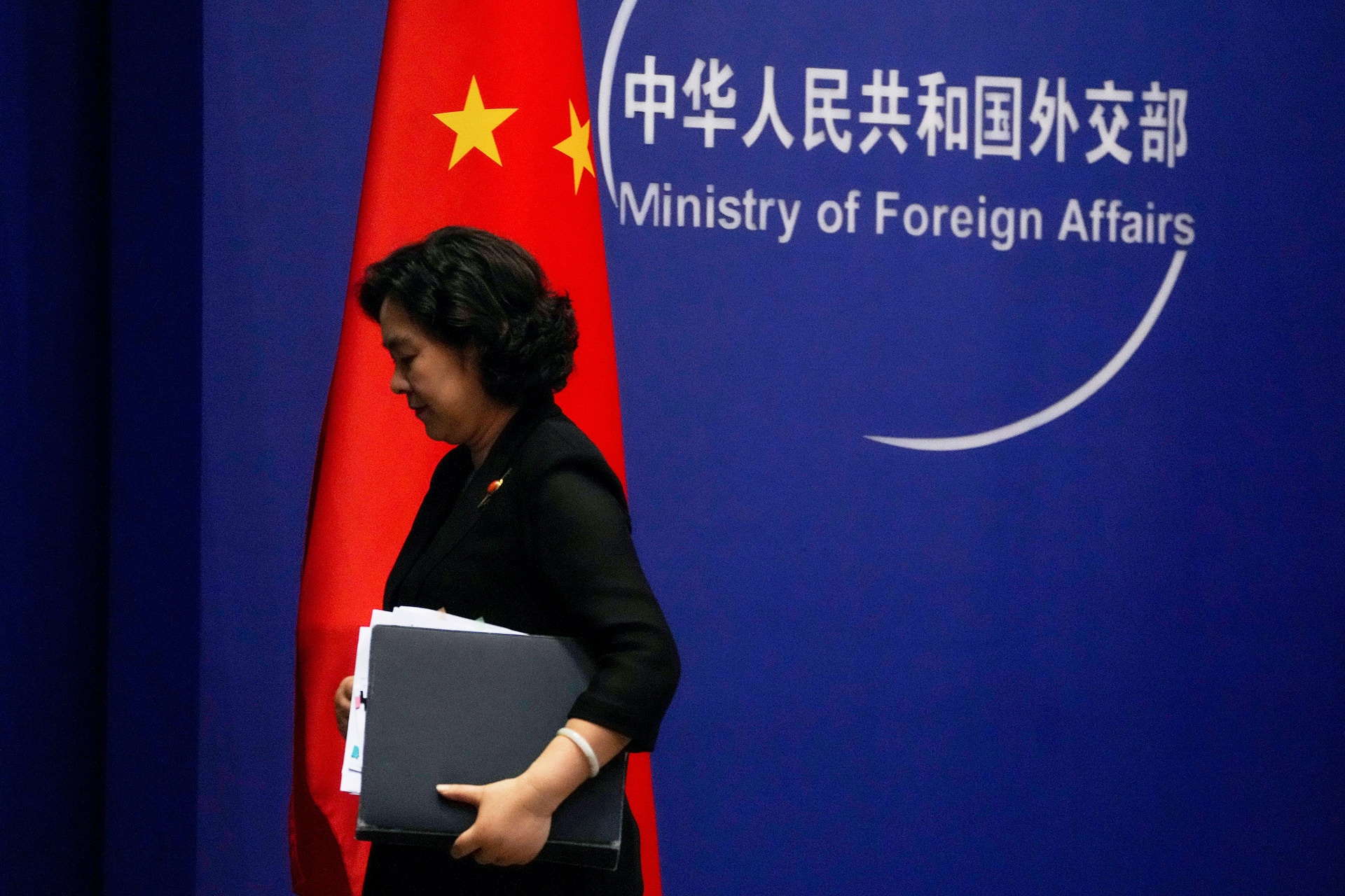 8月3日，北京，外交部发言人华春莹主持例行记者会。对于佩洛西访台，外交部向美方提出严正交涉和强烈抗议。（Andy Wong／美联社）