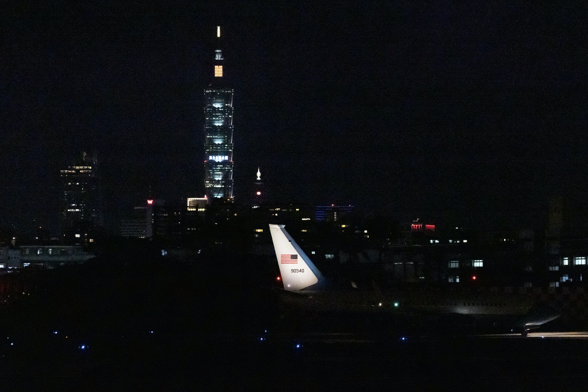 8月2日，台北，佩洛西的专机SPAR19降落台北松山机场。（Annabelle Chih/Getty Images）