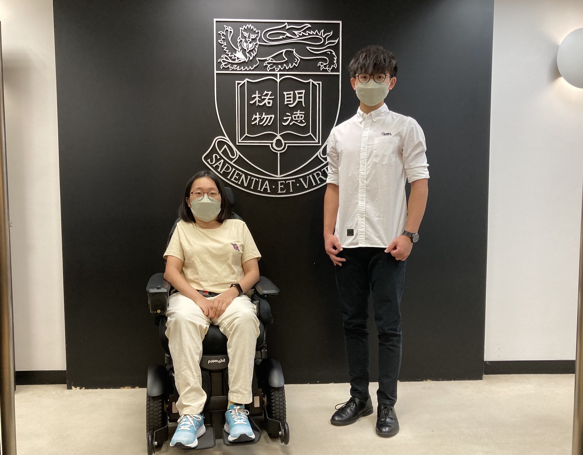 兩位特殊學習需要學生林育姍(左)和梁梓朗(右)今年9月將入讀港大。(郭曉晴攝) 兩位特殊學習需要學生林育姍(左)和梁梓朗(右)今年9月將入讀港大。(郭曉晴攝)