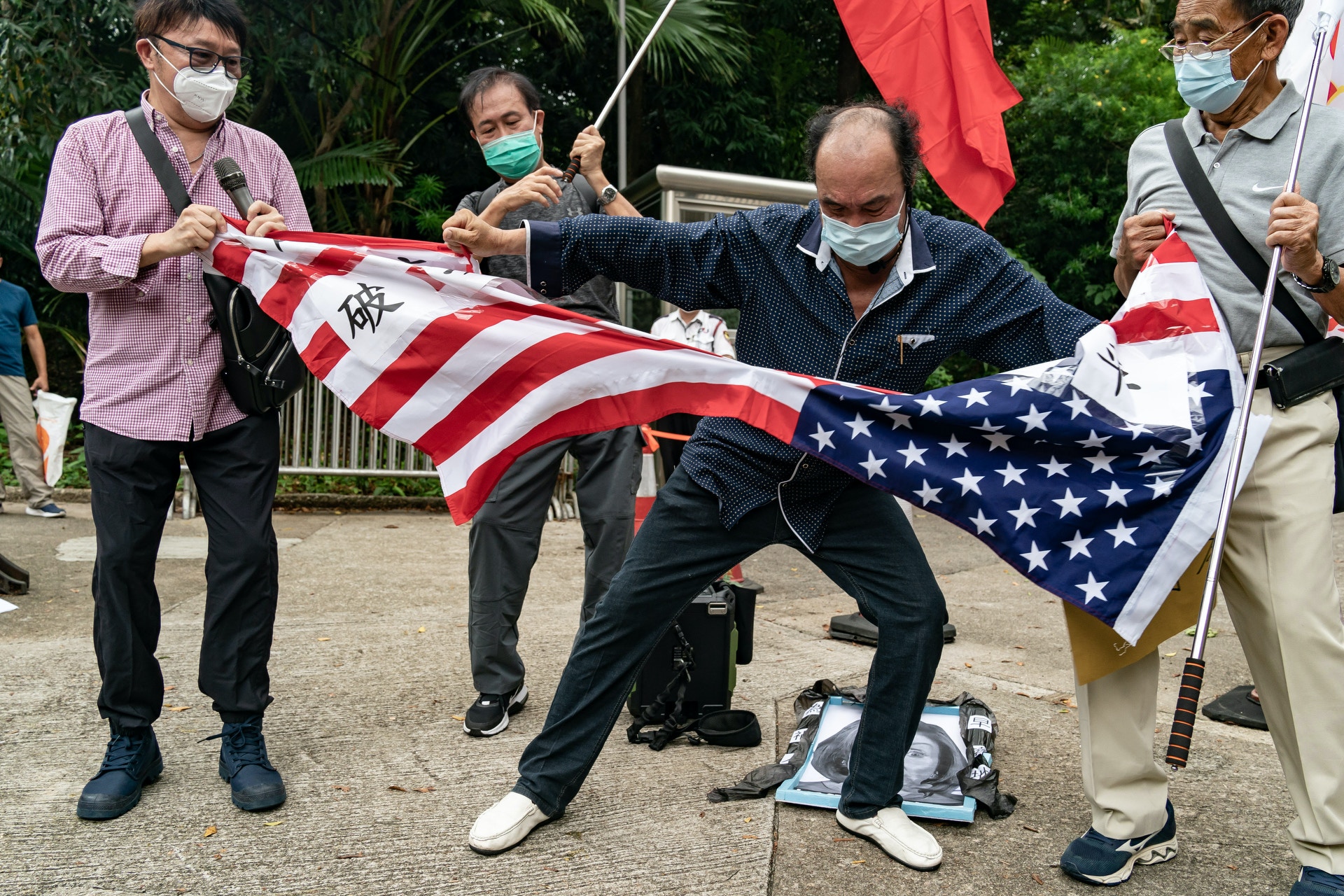 8月3日，香港，示威者在美国驻港澳总领事馆外抗议佩洛西访台，撕烂美国国旗。（Anthony Kwan/Getty Images）