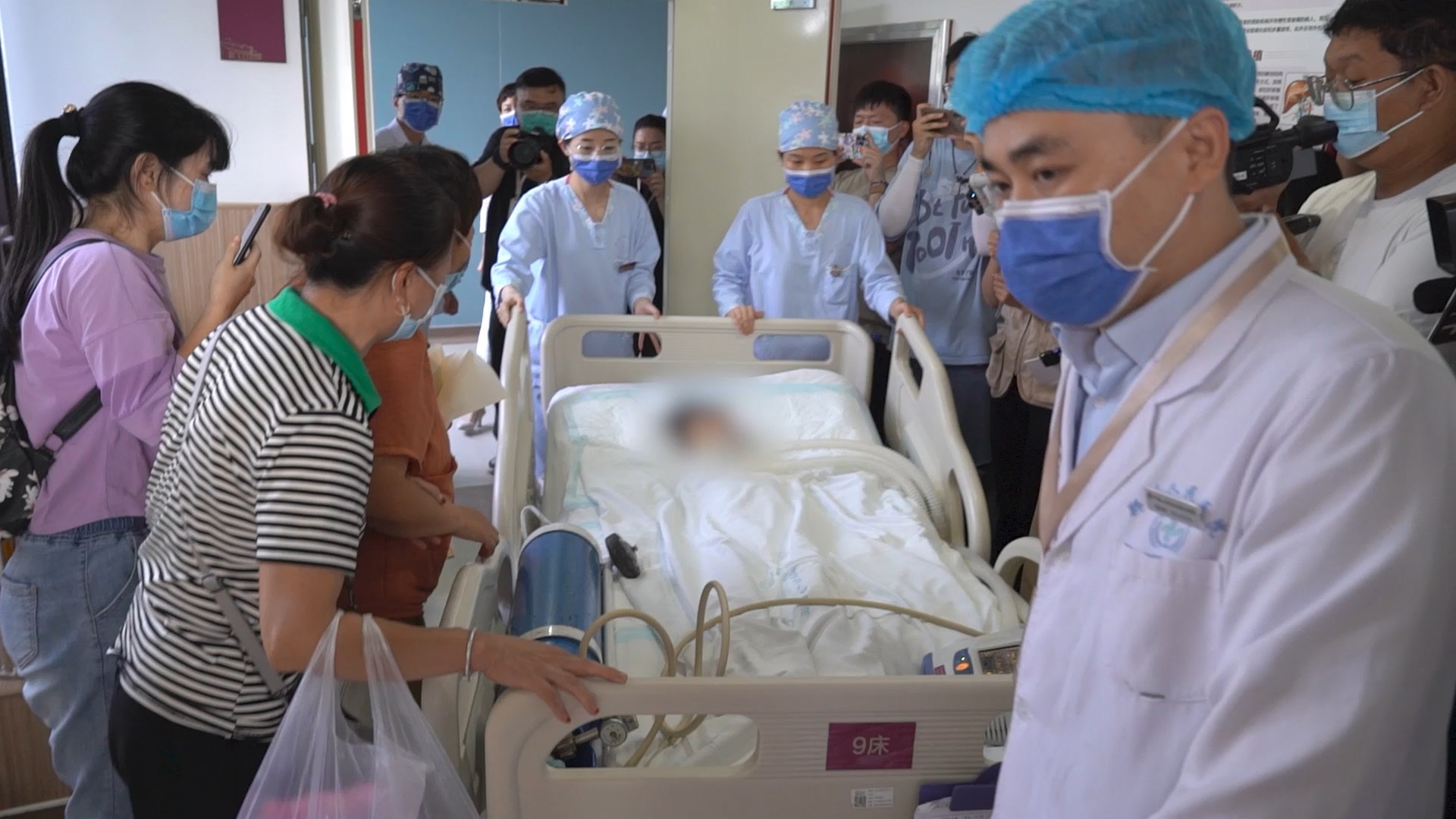 8歲女童蕊蕊因膠質瘤離世，捐出的器官助5名病人重獲新生。（微博影片截圖）