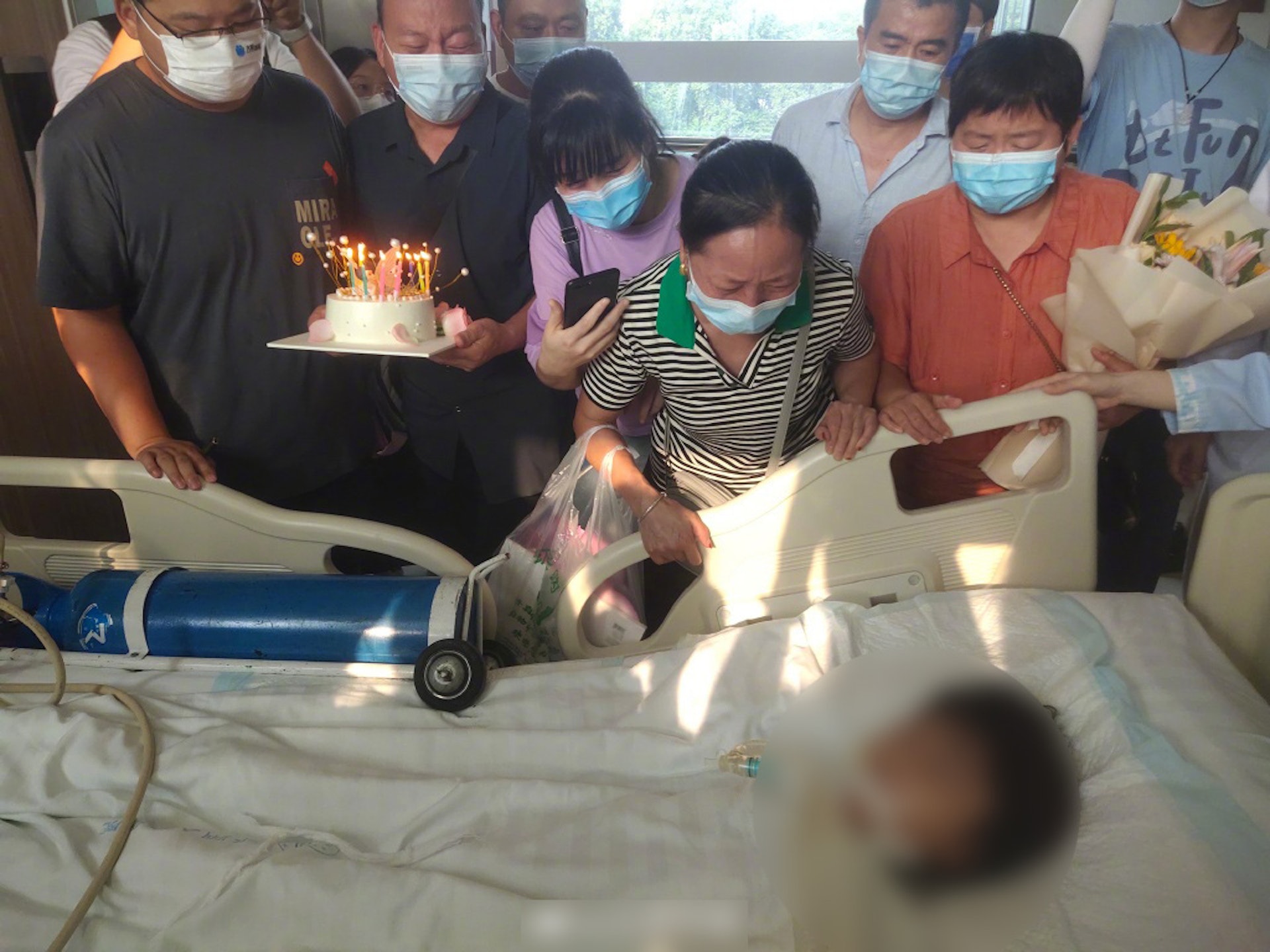 離蕊蕊生日不夠1個月，家人在醫院為她辦「最後生日會」。（微博影片截圖）