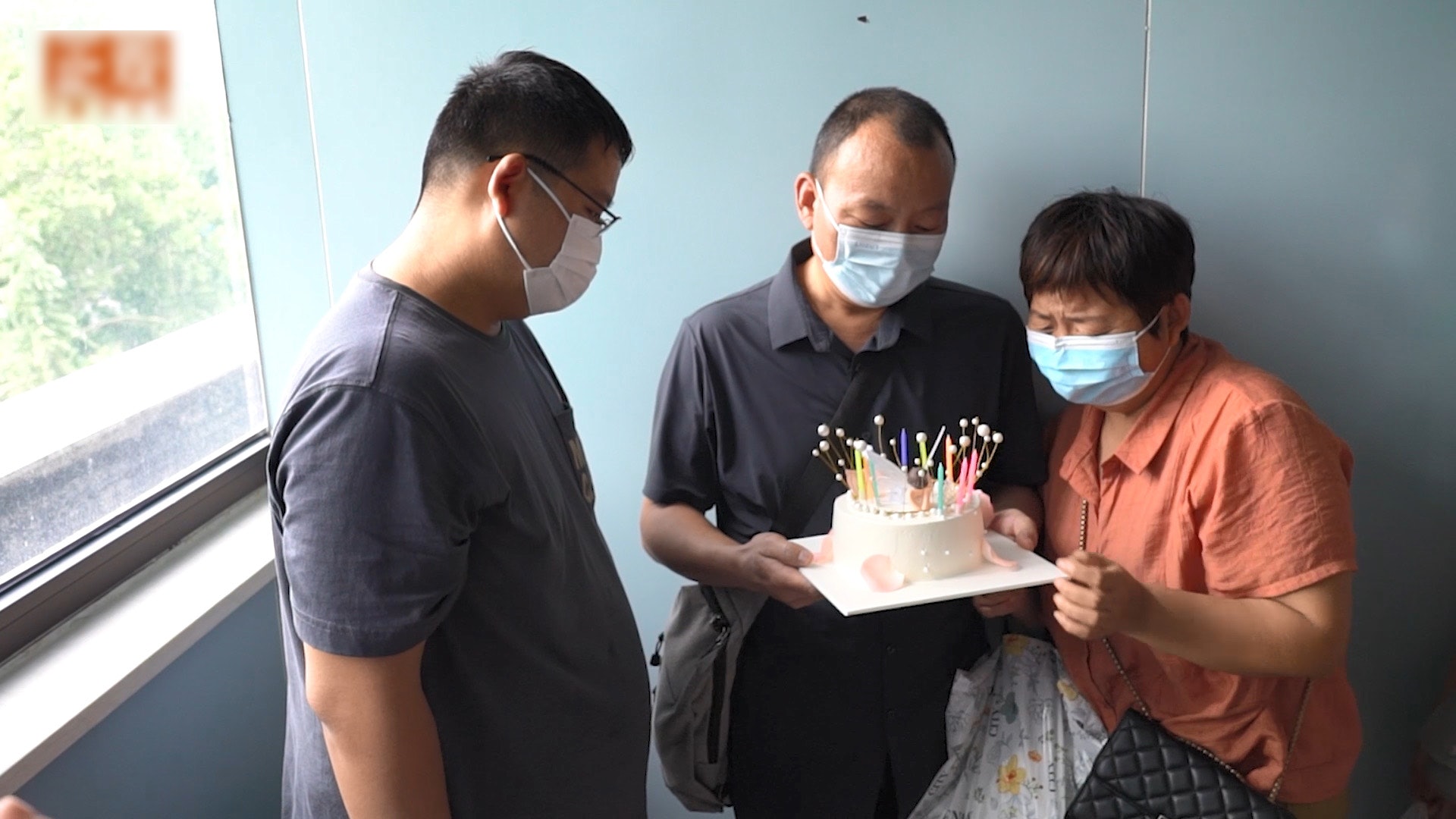 離蕊蕊生日不夠1個月，家人在醫院為她辦「最後生日會」。（微博影片截圖）