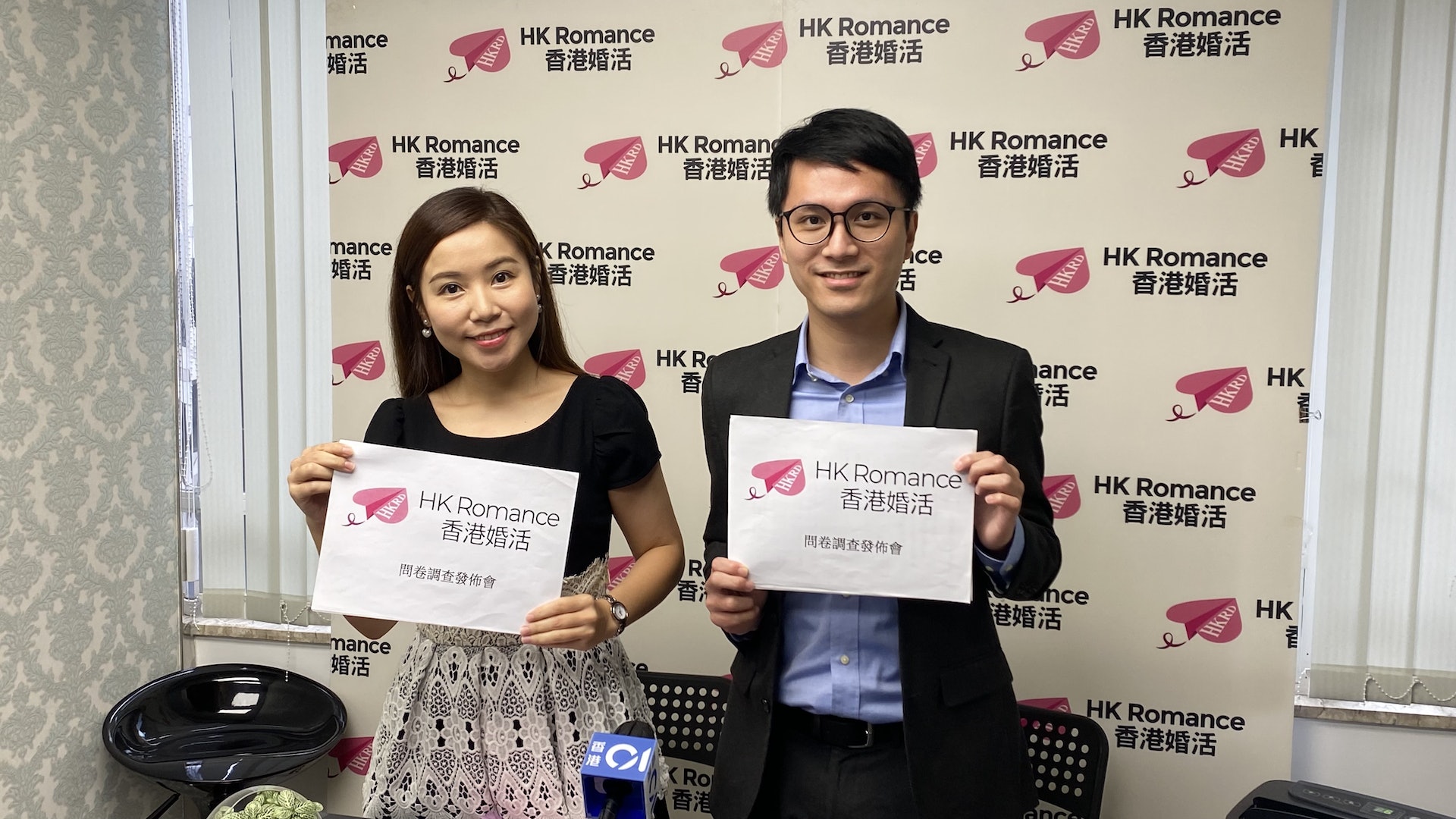 「香港婚活」創辦人黃嘉如(左）表示，67%受訪單人士認為第五波疫情影響認識異性意慾，當中69%指政府防疫措施致減少外出及結識朋友。（孔繁栩攝）