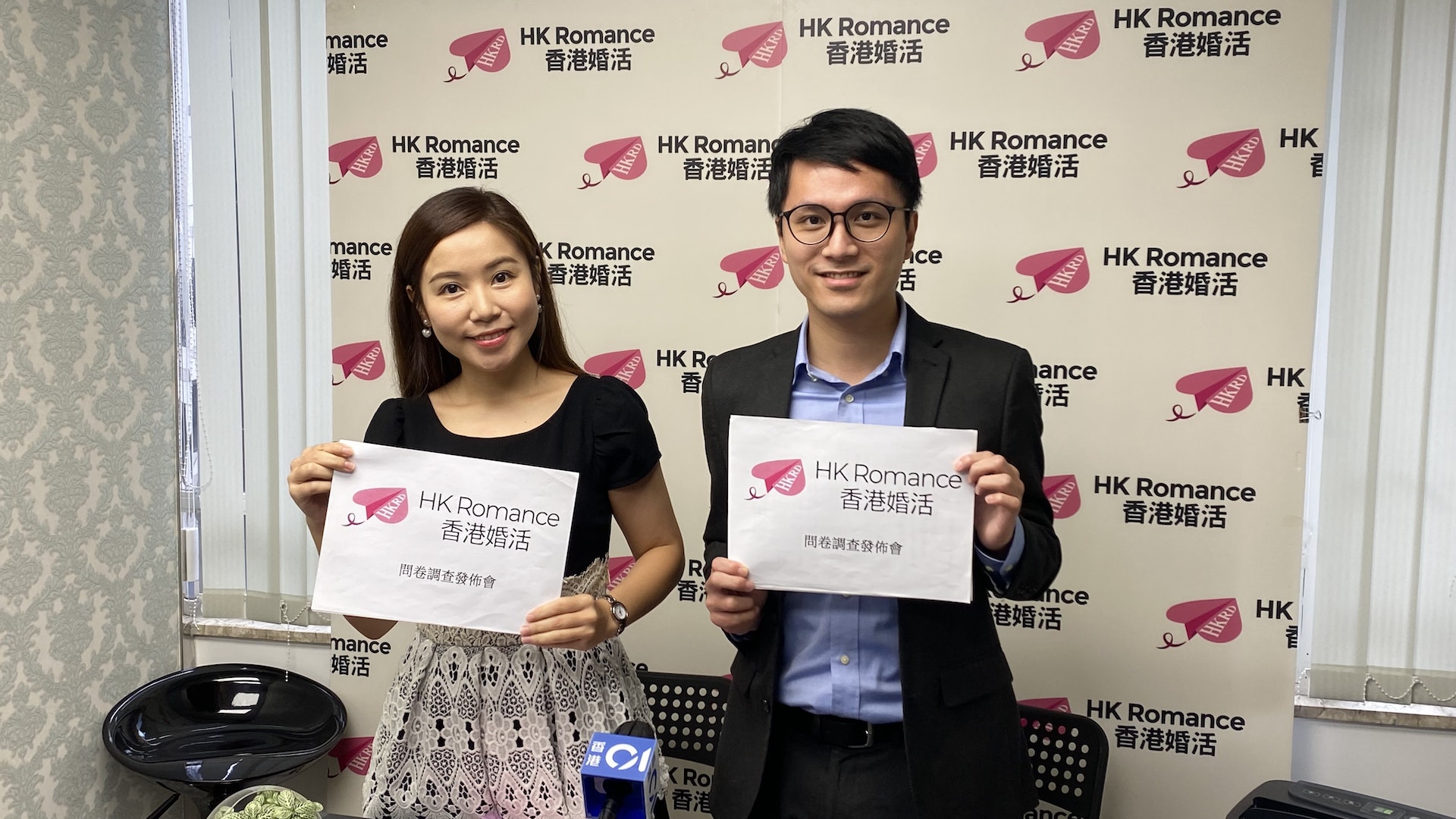 「香港婚活」創辦人黃嘉如(左)表示,67%受訪單人士認為第五波疫情影響認識異性意慾,當中69%指政府防疫措施致減少外出及結識朋友。(孔繁栩攝)