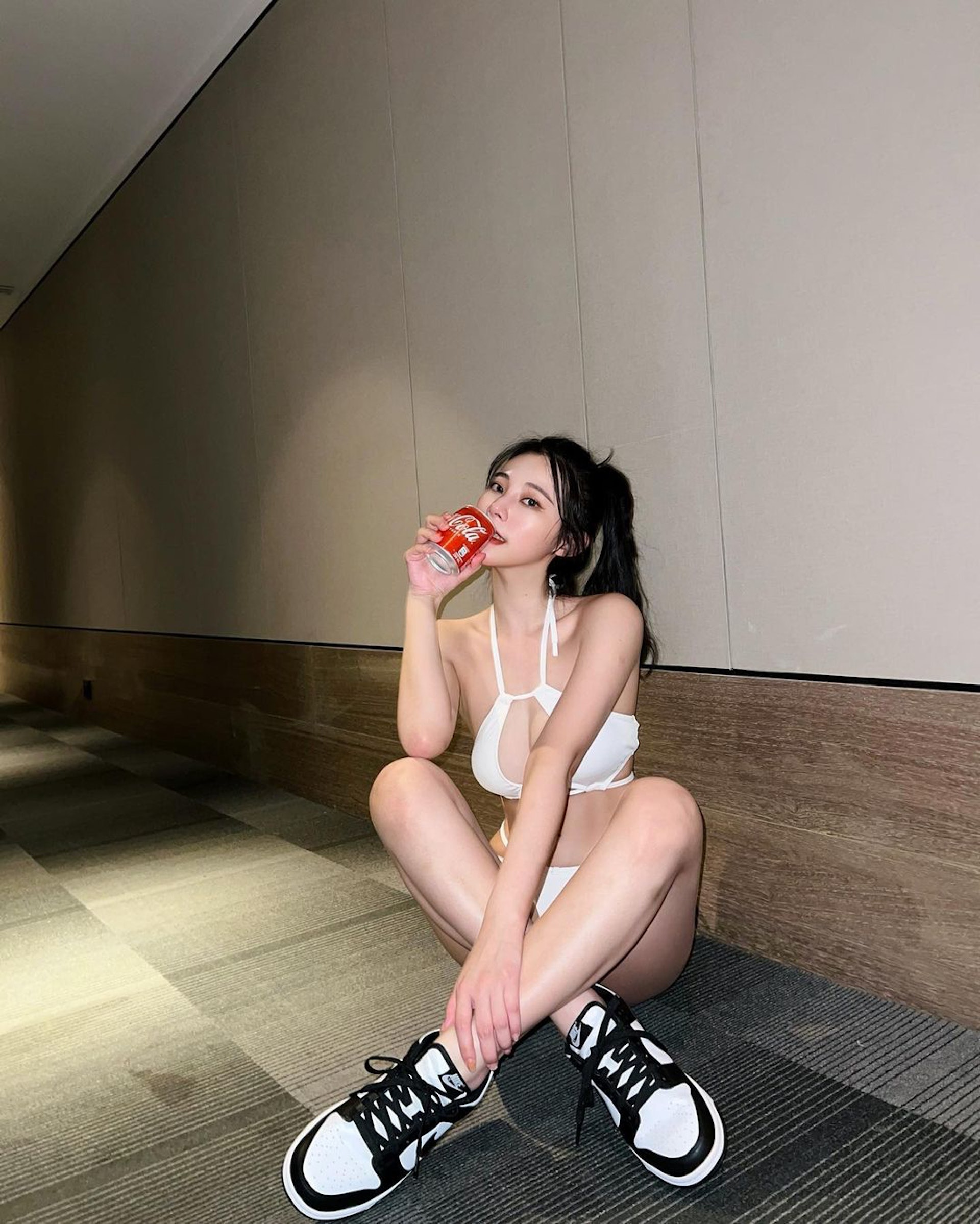 張香香穿著比基尼拍照,被發現拍照地點並非在酒店房間,而是在門外的公共走廊,意外掀起不小的討論度。(IG@m40925) 張香香穿著比基尼拍照,被發現拍照地點並非在酒店房間,而是在門外的公共走廊,意外掀起不小的討論度。(IG@m40925)
