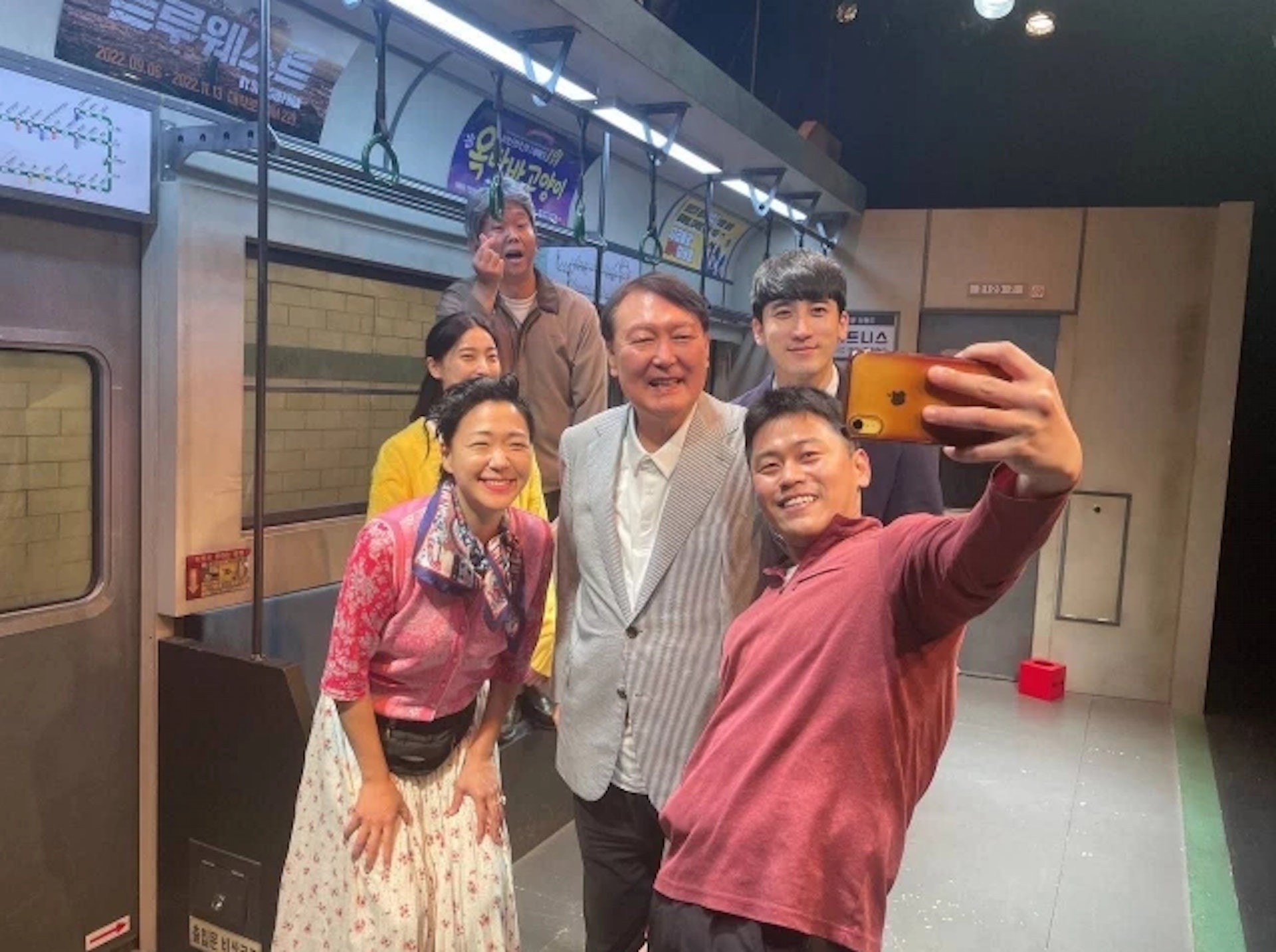 佩洛西訪韓:尹錫悅的休假行程曝光,他8月3日去觀賞了舞台劇《2號線房客》,並與演員合照(韓國總統辦公室) 佩洛西訪韓:尹錫悅的休假行程曝光,他8月3日去觀賞了舞台劇《2號線房客》,並與演員合照(韓國總統辦公室)