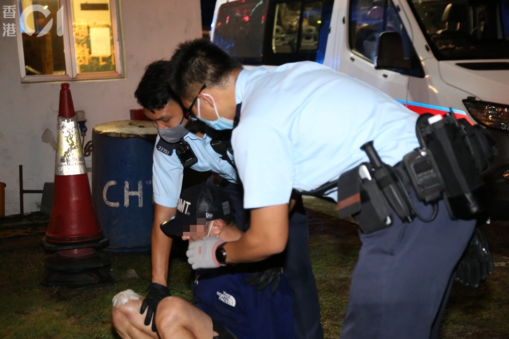 醉漢被警員制服拘捕。(張家豪攝)