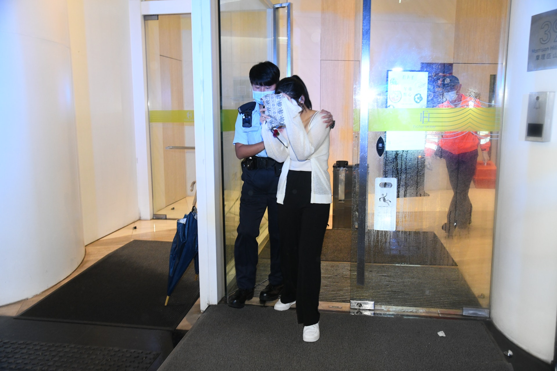 少女險墮桃色陷阱,受傷送院檢查。 少女險墮桃色陷阱,受傷送院檢查。