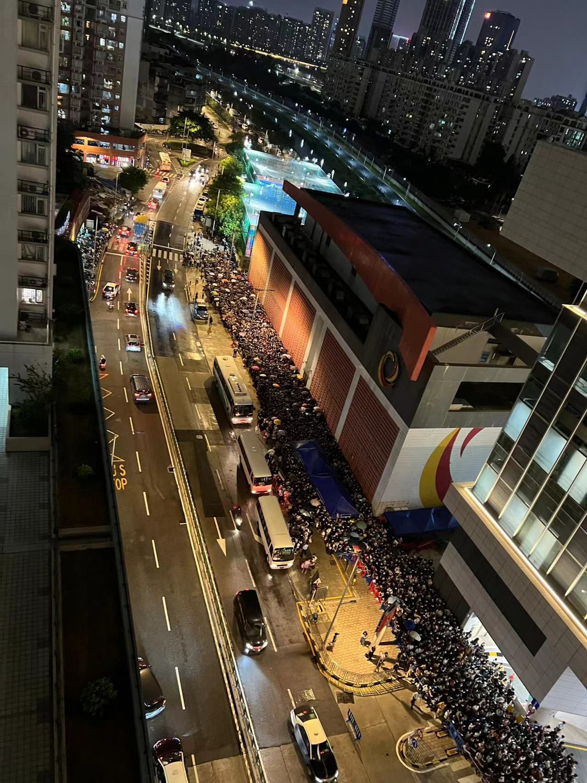 青茂口岸於中澳兩地恢復通關第二日(8月4日),晚上依然大排長龍,場面混亂,情況有如「大遷徙」。(網上圖片) 青茂口岸於中澳兩地恢復通關第二日(8月4日),晚上依然大排長龍,場面混亂,情況有如「大遷徙」。(網上圖片)