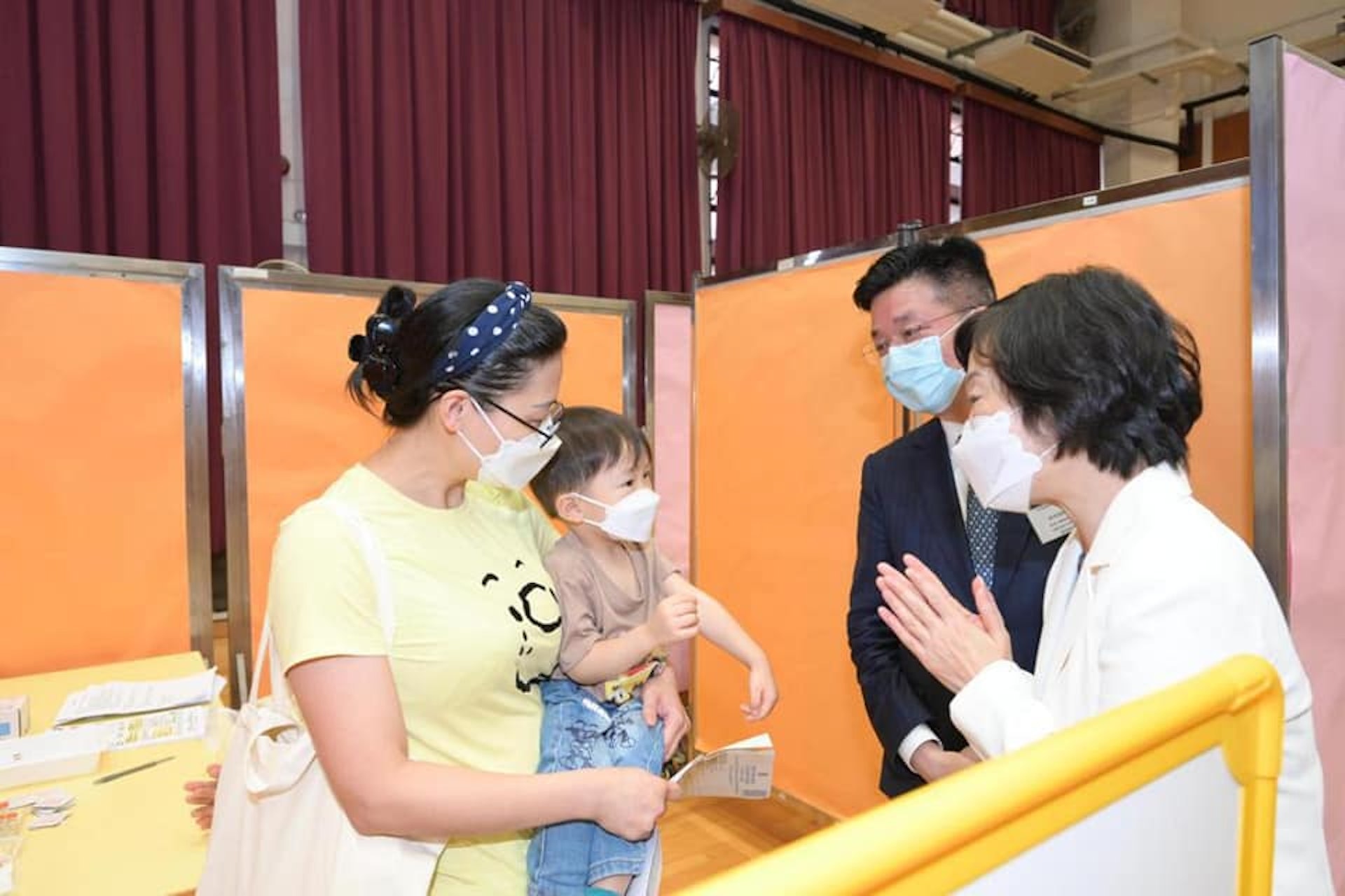教育局局長蔡若蓮8月5日到訪屯門，為接種疫苗的小朋友打氣。（蔡若蓮Facebook）