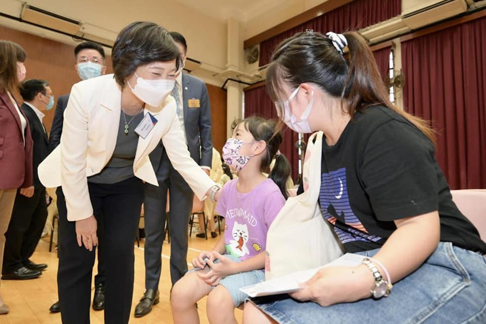 教育局局長蔡若蓮8月5日到訪屯門，為接種疫苗的小朋友打氣。（蔡若蓮Facebook）