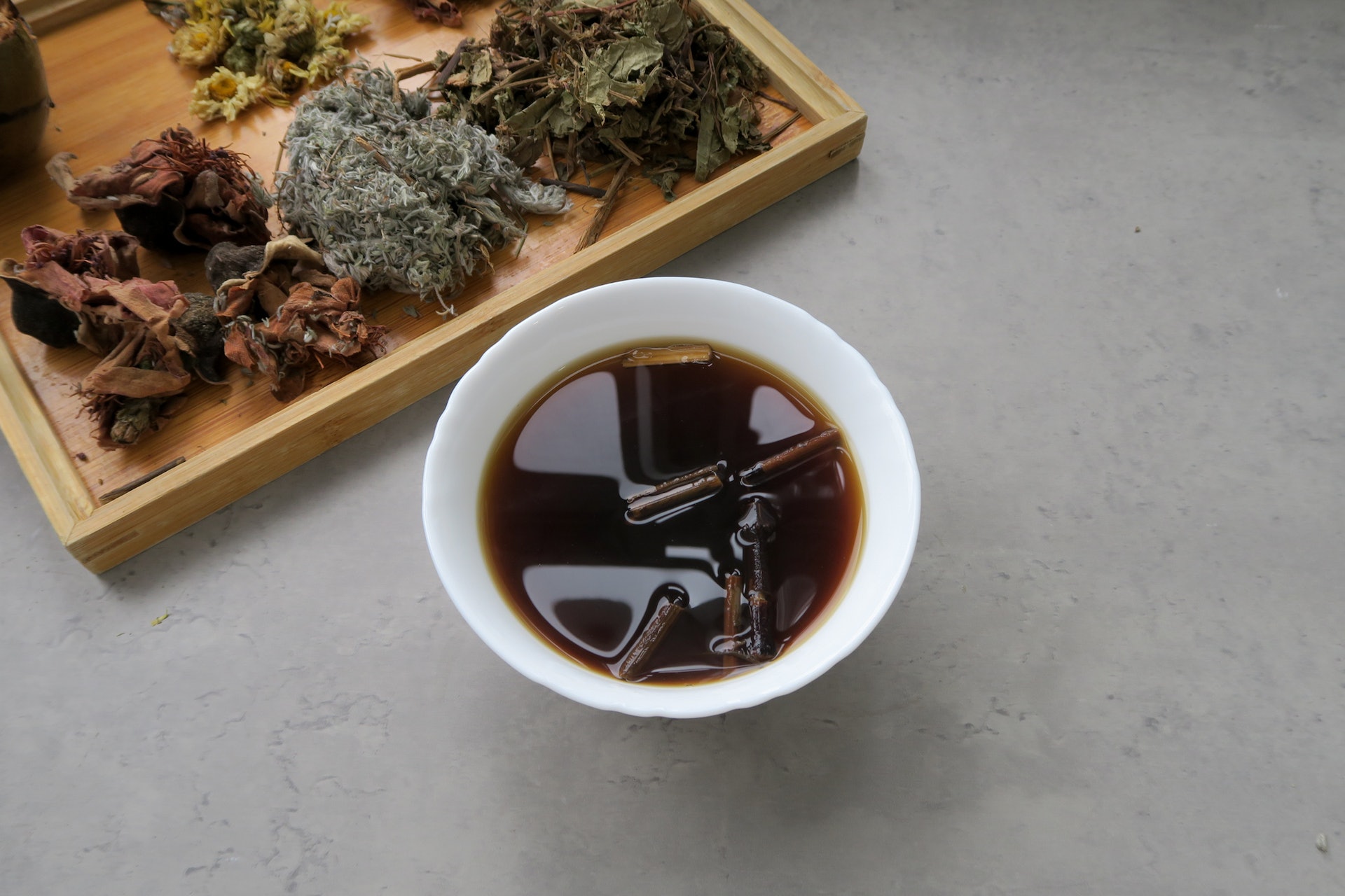郭醫師提醒五花茶可由不同的花材組成,她建議用木棉花、金銀花、葛花、雞蛋花和菊花煲製,功效比較好。 郭醫師提醒五花茶可由不同的花材組成,她建議用木棉花、金銀花、葛花、雞蛋花和菊花煲製,功效比較好。