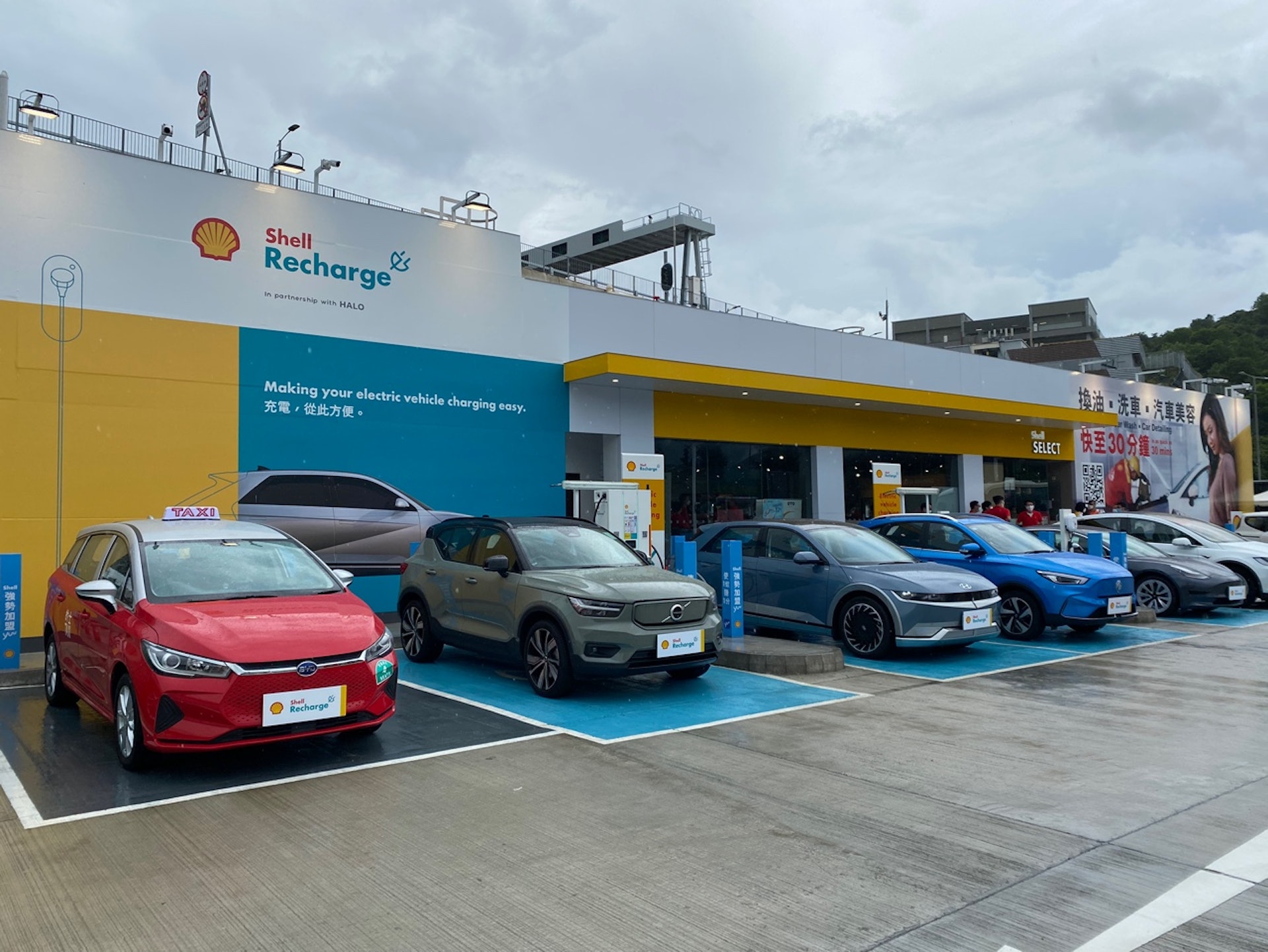 首個電油站今開幕充電一小時可駛至少150公里收費64元 首個電油站今開幕充電一小時可駛至少150公里收費64元