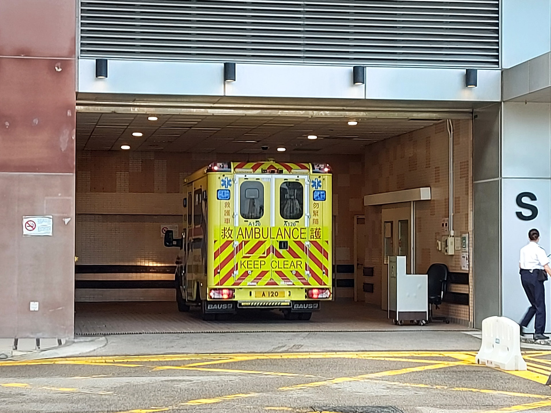 今午3時多,一名麗悅酒店住客經救護車送到瑪嘉烈醫院傳染病中心(王譯揚攝) 今午3時多,一名麗悅酒店住客經救護車送到瑪嘉烈醫院傳染病中心(王譯揚攝)