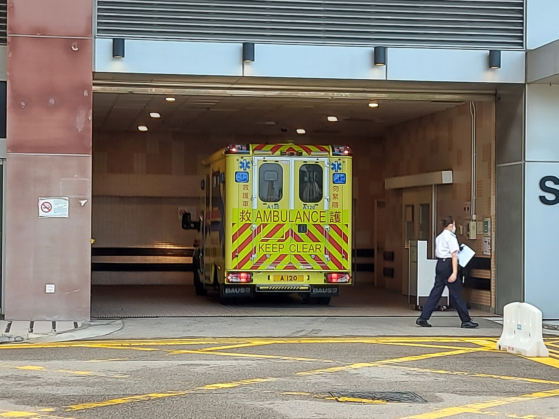 今午3時多,一名麗悅酒店住客經救護車送到瑪嘉烈醫院傳染病中心(王譯揚攝) 今午3時多,一名麗悅酒店住客經救護車送到瑪嘉烈醫院傳染病中心(王譯揚攝)