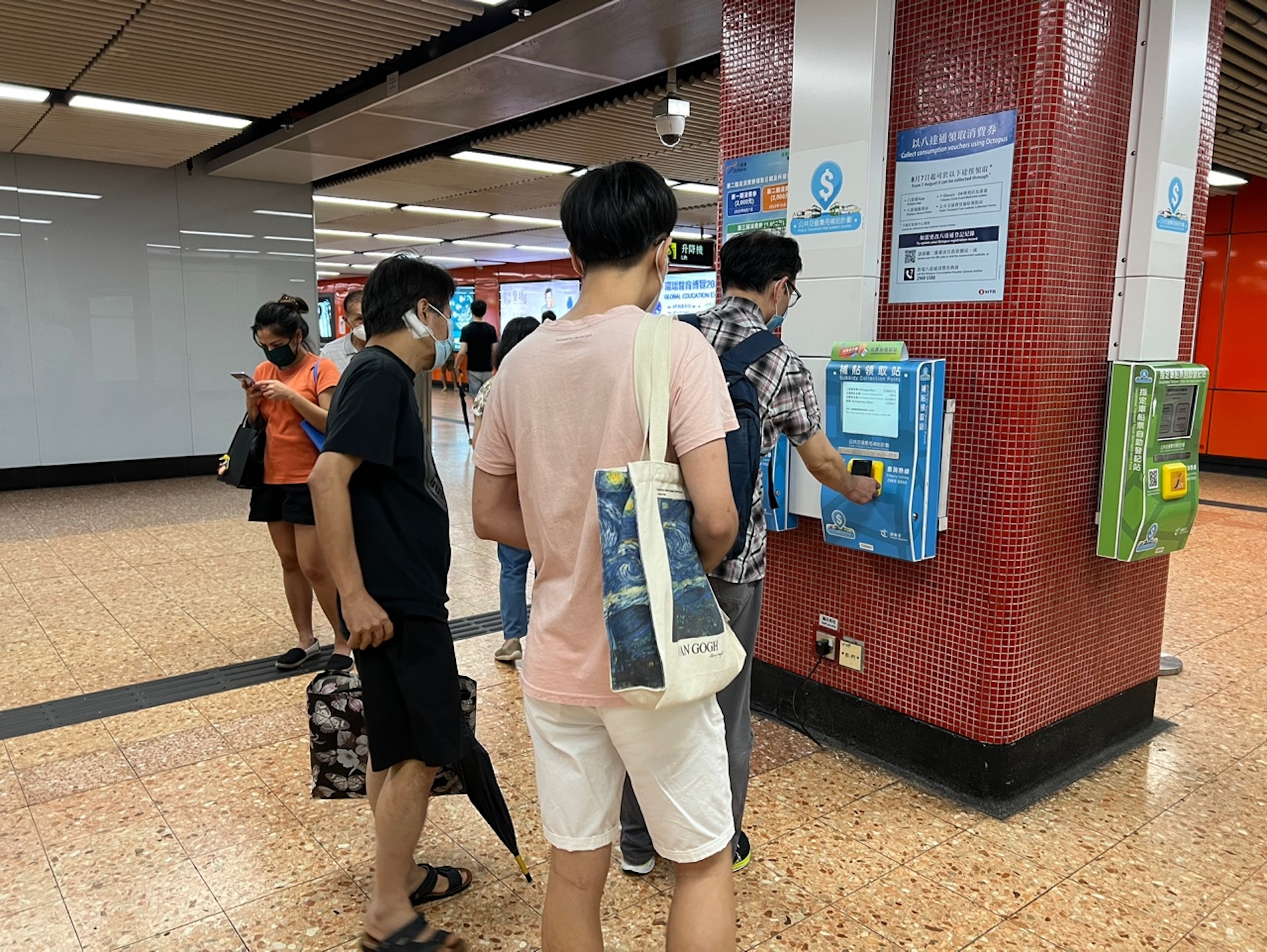 消費券2022年第二期8月7日發放2,000元,有以八達領取的市民,在凌晨0時過後即到港鐵旺角站拍卡領取。(馬煒傑攝) 消費券2022年第二期8月7日發放2,000元,有以八達領取的市民,在凌晨0時過後即到港鐵旺角站拍卡領取。(馬煒傑攝)
