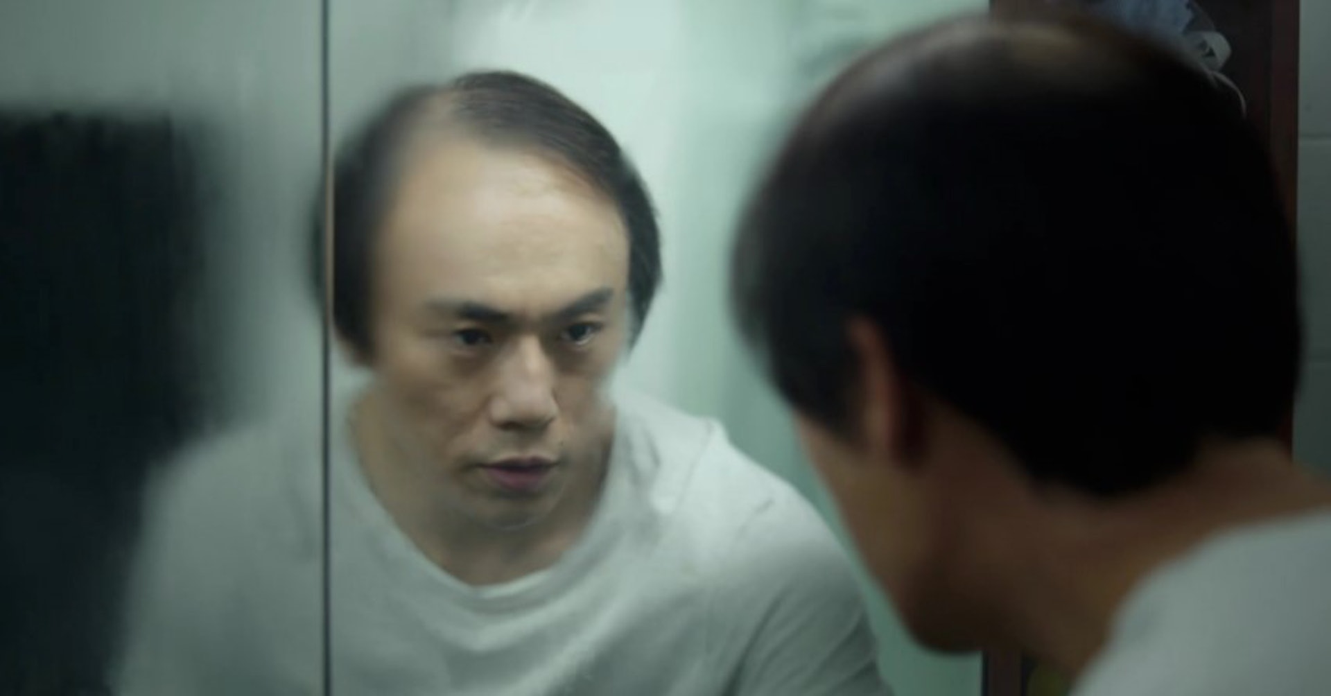樓主在討論區稱其男友受脫髮困擾,近日聽信偏方,為了生髮竟打算3個月不洗頭不梳頭。(《隱秘的角落》劇照) 樓主在討論區稱其男友受脫髮困擾,近日聽信偏方,為了生髮竟打算3個月不洗頭不梳頭。(《隱秘的角落》劇照)