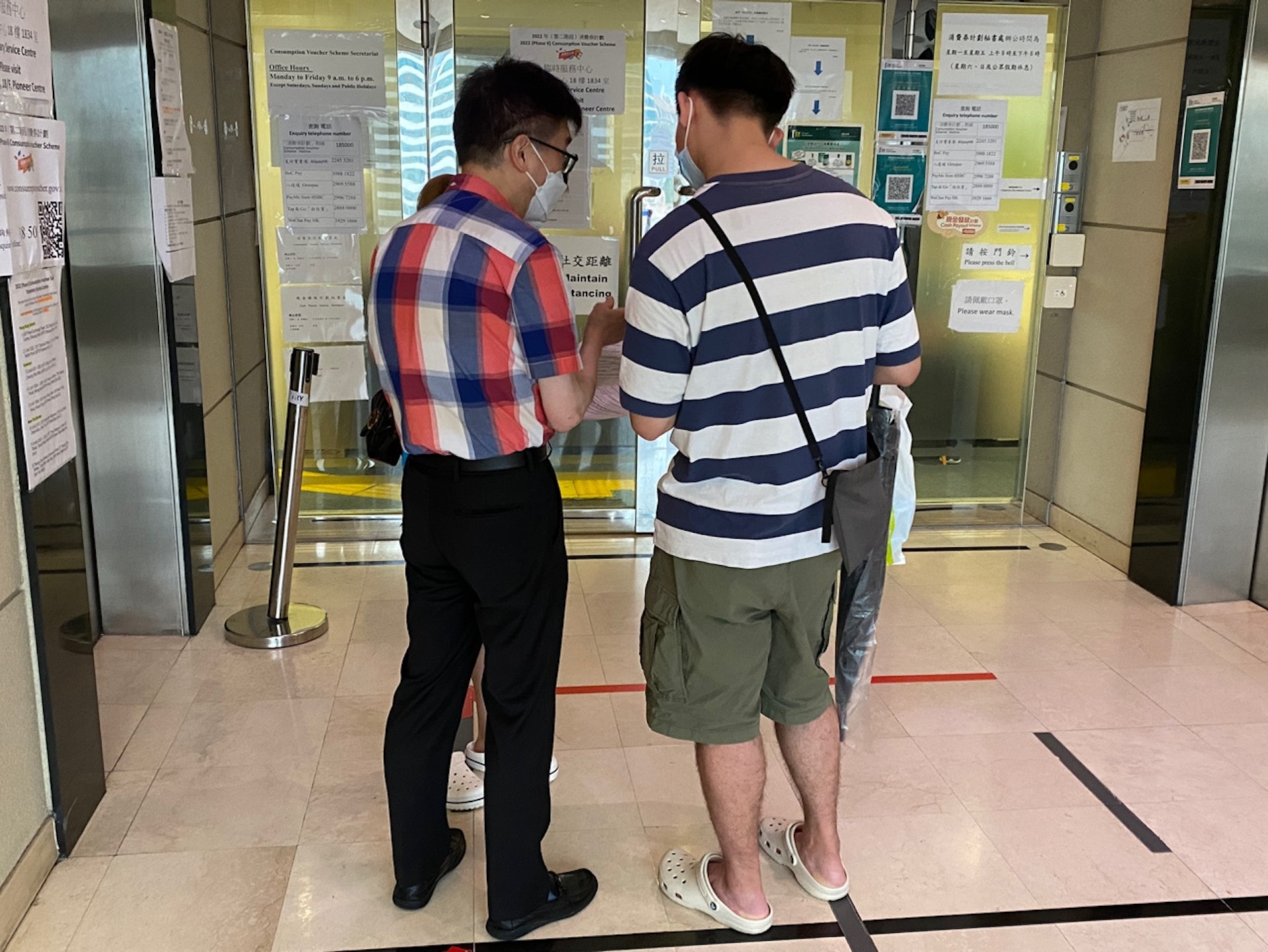 工作人員為有需要的市民提供指示,並解答有關消費券的疑問。(麥鍵瀧攝) 工作人員為有需要的市民提供指示,並解答有關消費券的疑問。(麥鍵瀧攝)