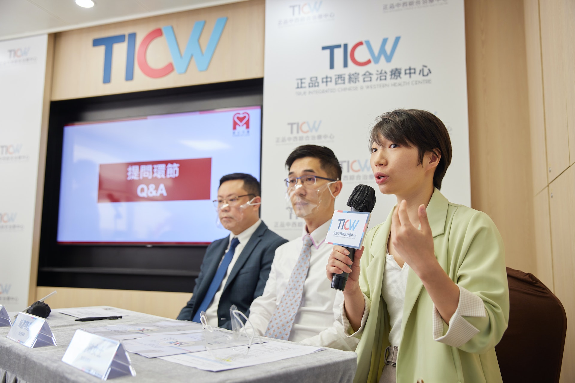 物理治療師王施敏(右)建議長者居家運動時,需做到輕微氣喘即可。 物理治療師王施敏(右)建議長者居家運動時,需做到輕微氣喘即可。