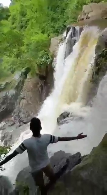 印度1名28歲男子於泰米爾納德邦科代卡納爾瀑布拍照時，突然在岩石上滑倒，掉落急流失蹤。（影片截圖）
