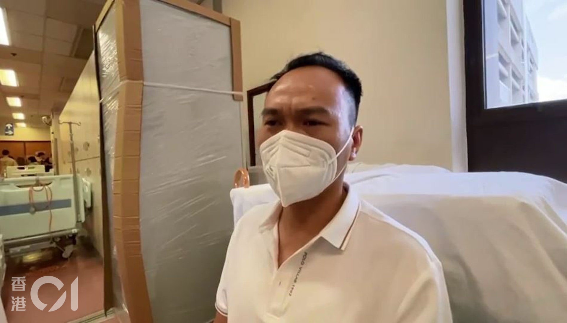 阿佳父親希望警方早日緝拿犯人歸案。 阿佳父親希望警方早日緝拿犯人歸案。