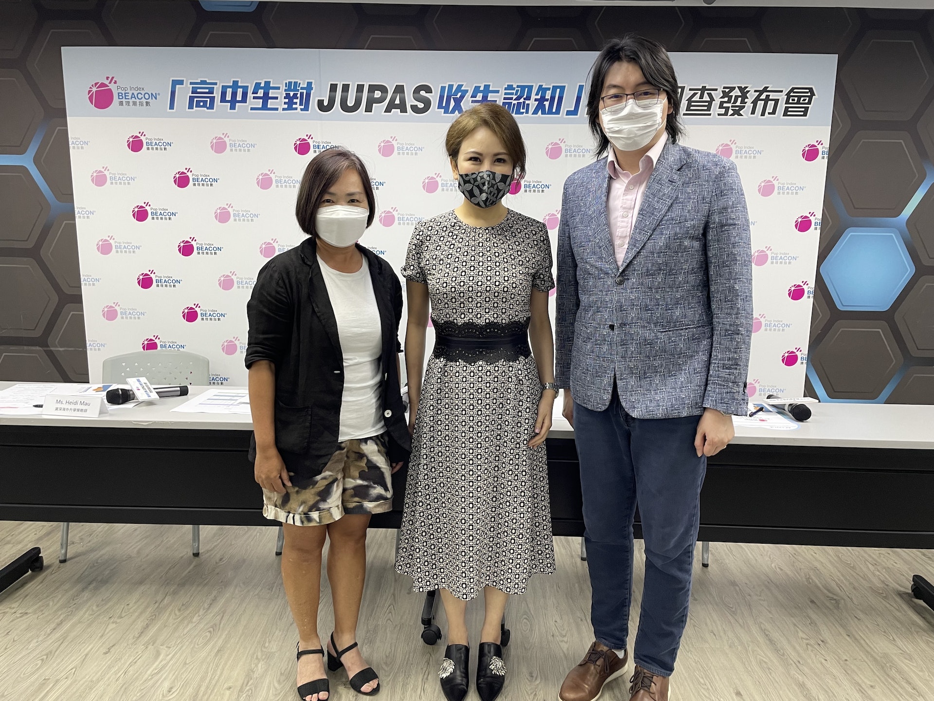 資深海外升學策略師繆敏鶯(右)遵理集團以及遵理潮指數創辦人梁賀琪(中)遵理導師 Dr Koopa Koo。(鄧宇詩攝) 資深海外升學策略師繆敏鶯(右)遵理集團以及遵理潮指數創辦人梁賀琪(中)遵理導師 Dr Koopa Koo。(鄧宇詩攝)