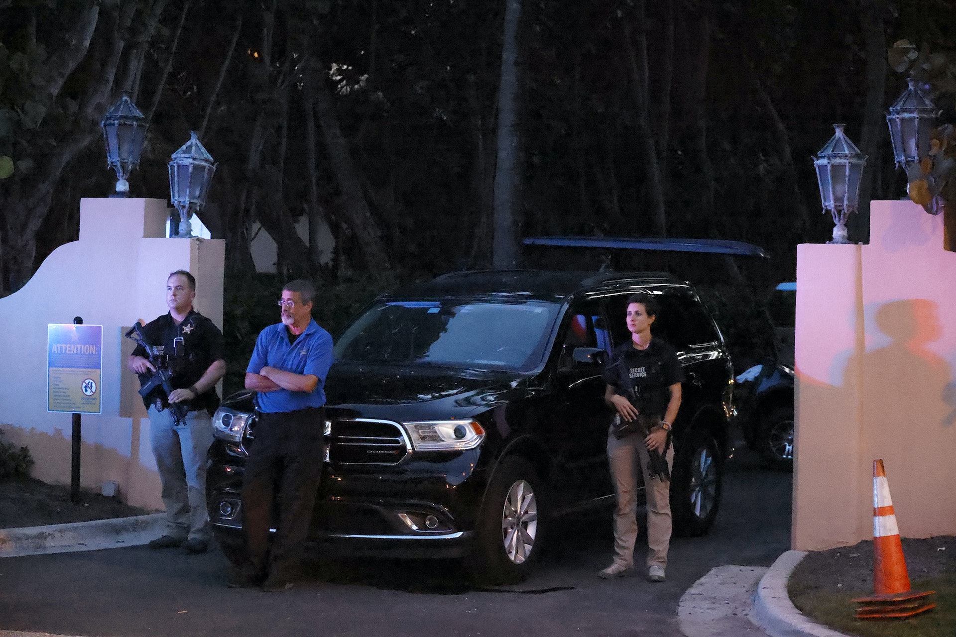 图为8月8日，联邦调查局人员在特朗普为于佛州棕榈滩俱乐部的别墅进行搜查。 （AP）