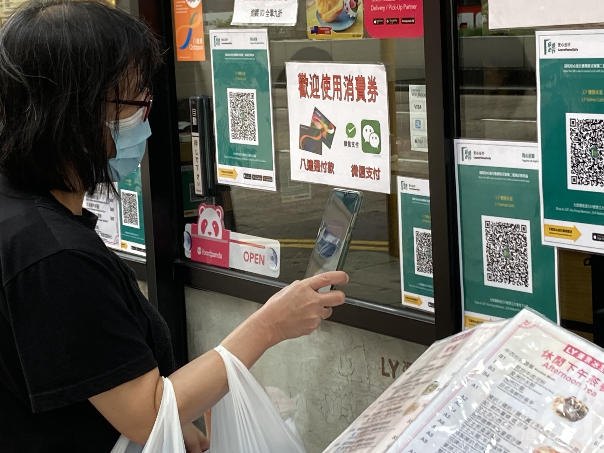 安心出行黃紅碼8月9日實施首日,油麻地數間食肆負責人稱店舖所用的驗證二維碼掃描器更新後運作如常。(江麗盈攝) 安心出行黃紅碼8月9日實施首日,油麻地數間食肆負責人稱店舖所用的驗證二維碼掃描器更新後運作如常。(江麗盈攝)