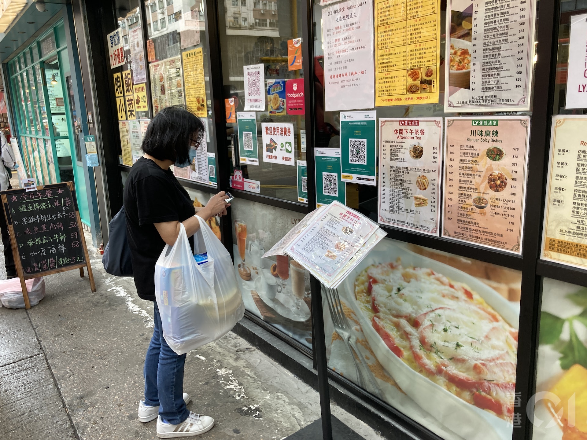 安心出行黃紅碼8月9日實施首日,油麻地數間食肆負責人稱店舖所用的驗證二維碼掃描器更新後運作如常。(江麗盈攝) 安心出行黃紅碼8月9日實施首日,油麻地數間食肆負責人稱店舖所用的驗證二維碼掃描器更新後運作如常。(江麗盈攝)