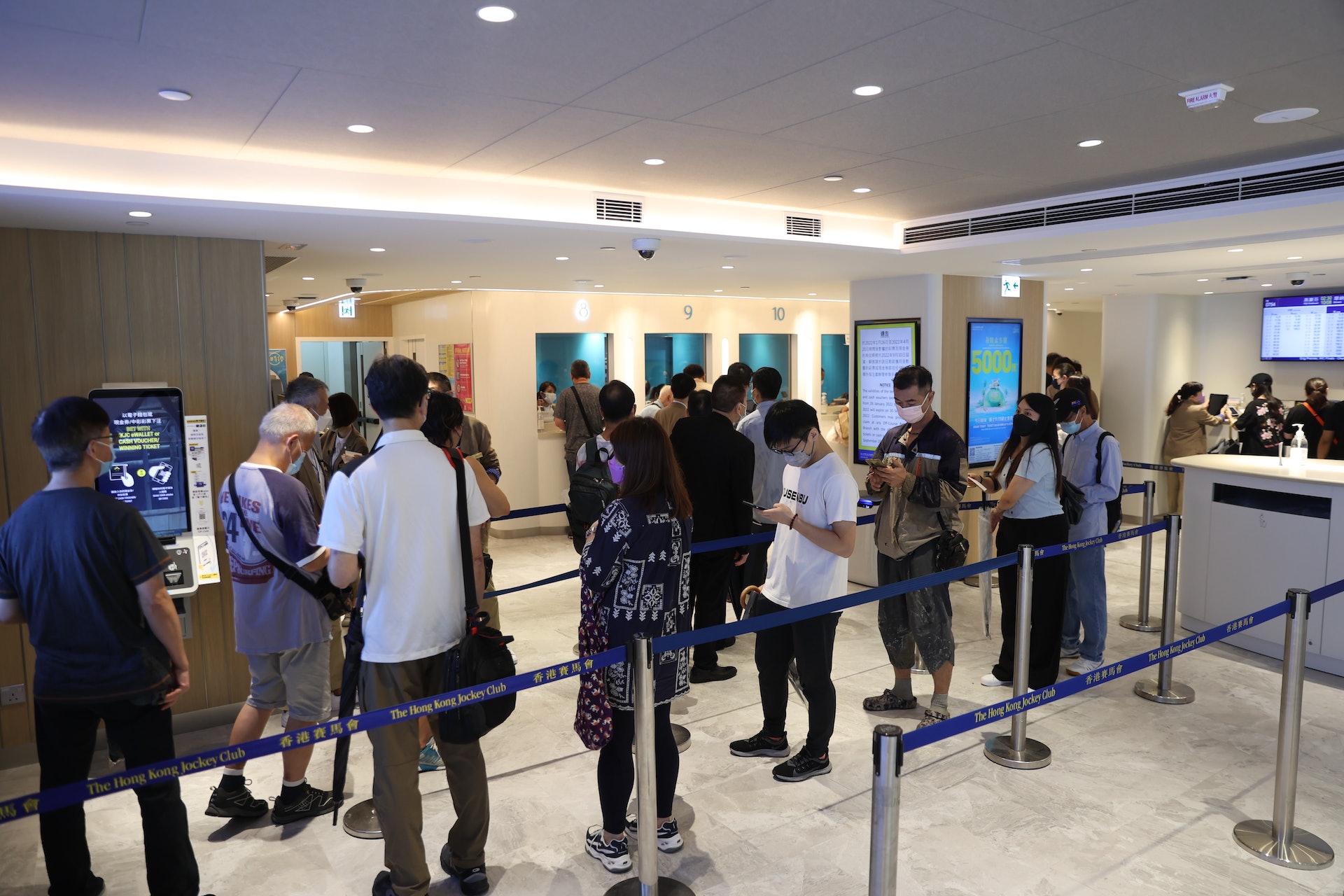 8月9日六合彩暑期金多寶5,000萬市民購買六合彩。(鄭子峰攝) 8月9日六合彩暑期金多寶5,000萬市民購買六合彩。(鄭子峰攝)