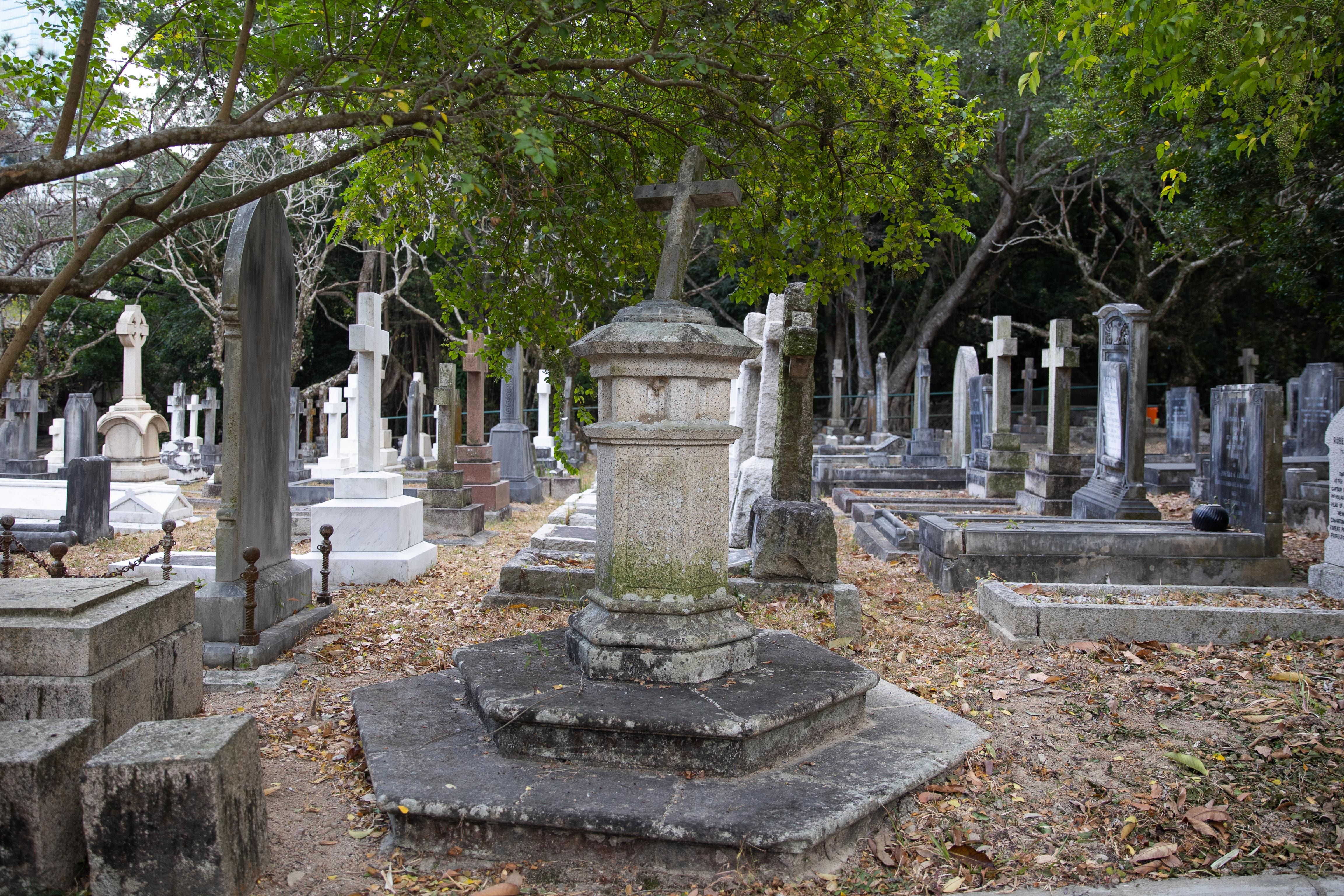 香港墳場屬本港早期香港墓園，由當年英國政府引入歐洲十九世紀的花園墓園概念來港建立，當時由英國聖公會管理，初期沒有定名，由於較多外國人落葬，當年又稱為「紅毛墳場」。(資料圖片)