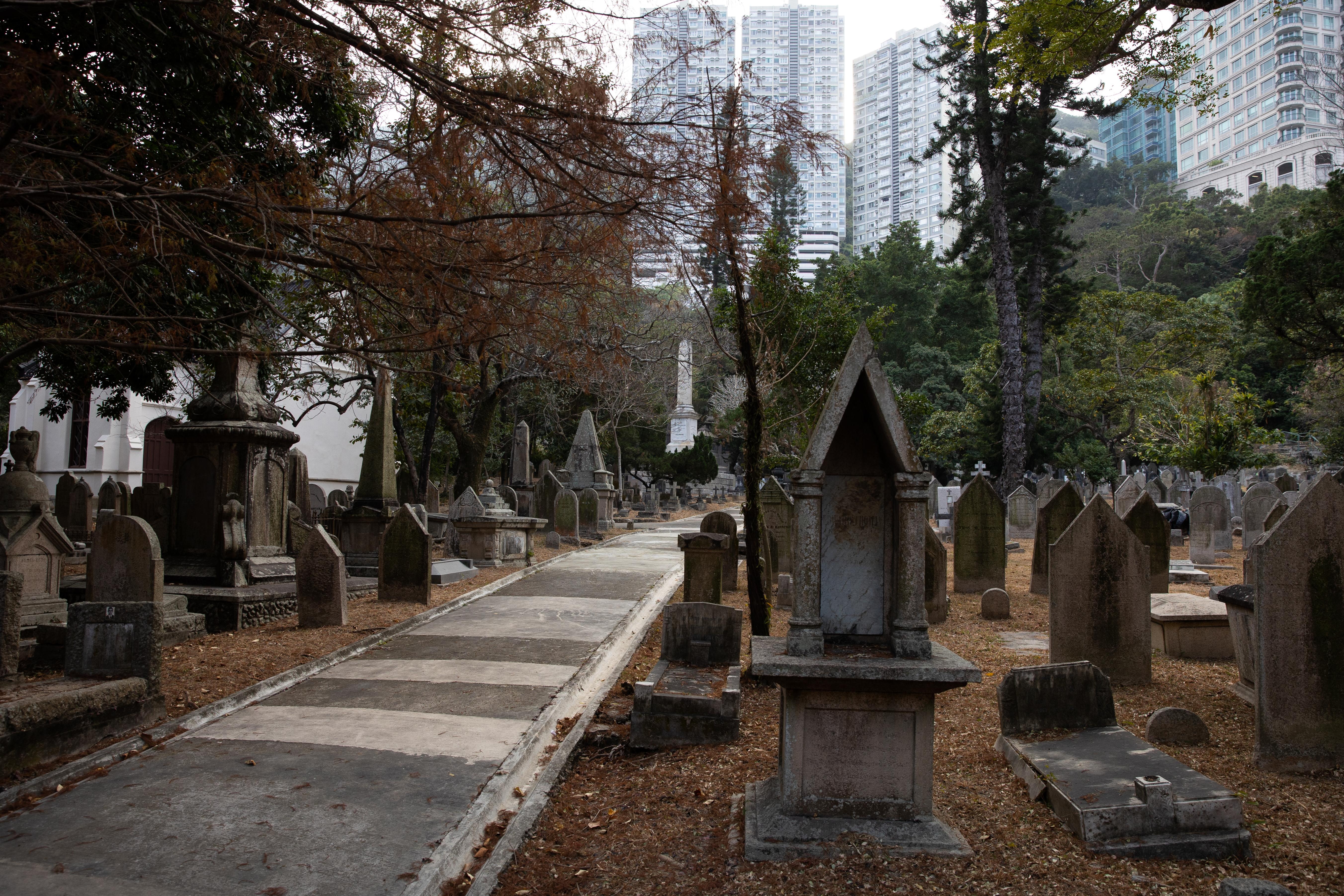 香港坟场属本港早期香港墓园，由当年英国政府引入欧洲十九世纪的花园墓园概念来港建立，当时由英国圣公会管理，初期没有定名，由于较多外国人落葬，当年又称为「红毛坟场」。(资料图片)