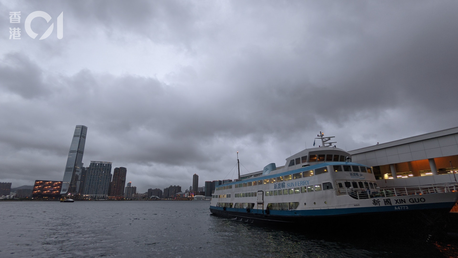 木蘭風球 長洲居民中環碼頭坐船回家不欲見8號風球 憂屋企水浸 木蘭風球 長洲居民中環碼頭坐船回家不欲見8號風球 憂屋企水浸