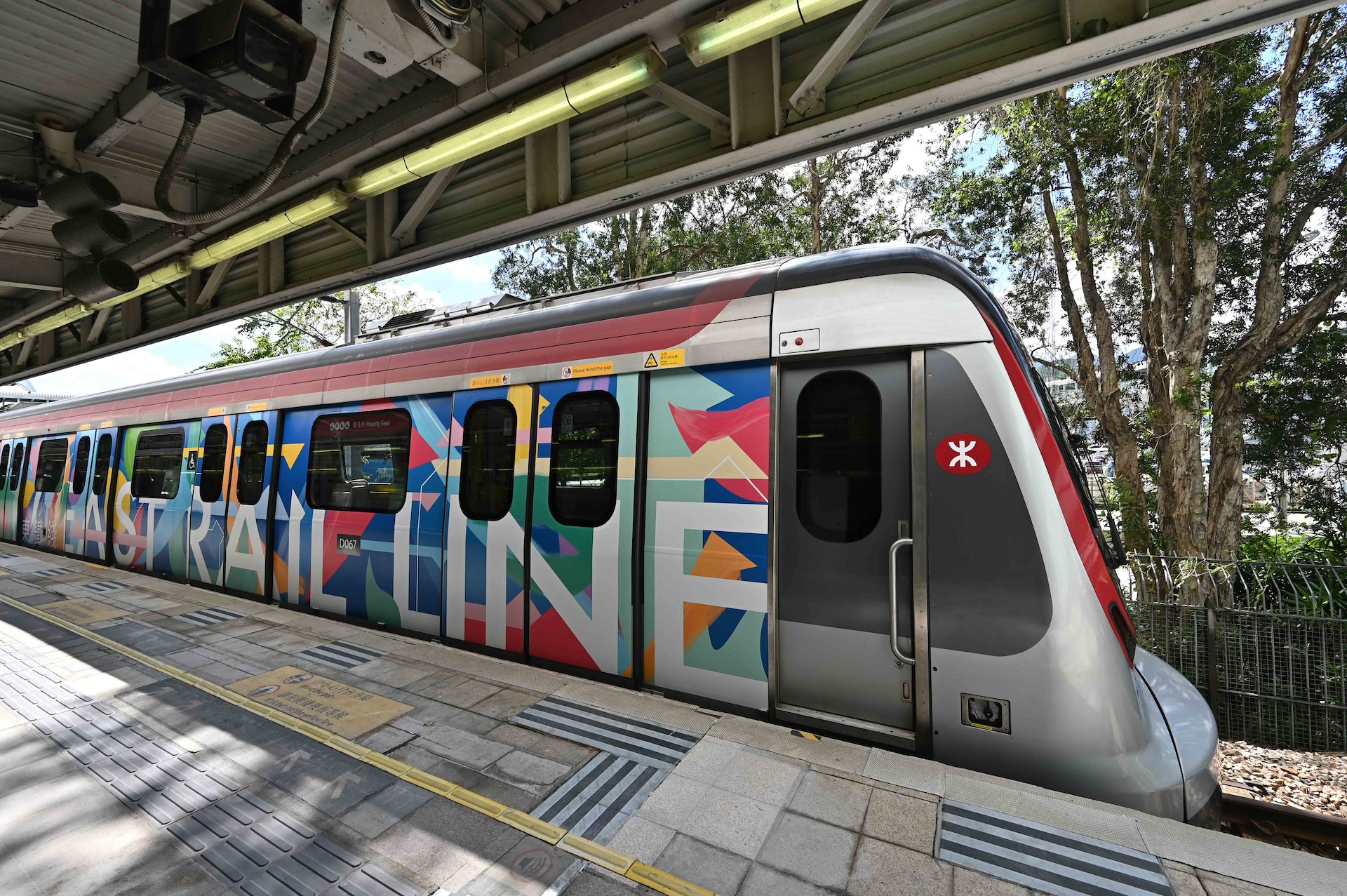 「東鐵綫‧Fun紛藝術」列車濃縮了16個車站沿綫社區的特色地標及文化。（圖片來源：港鐵公司）