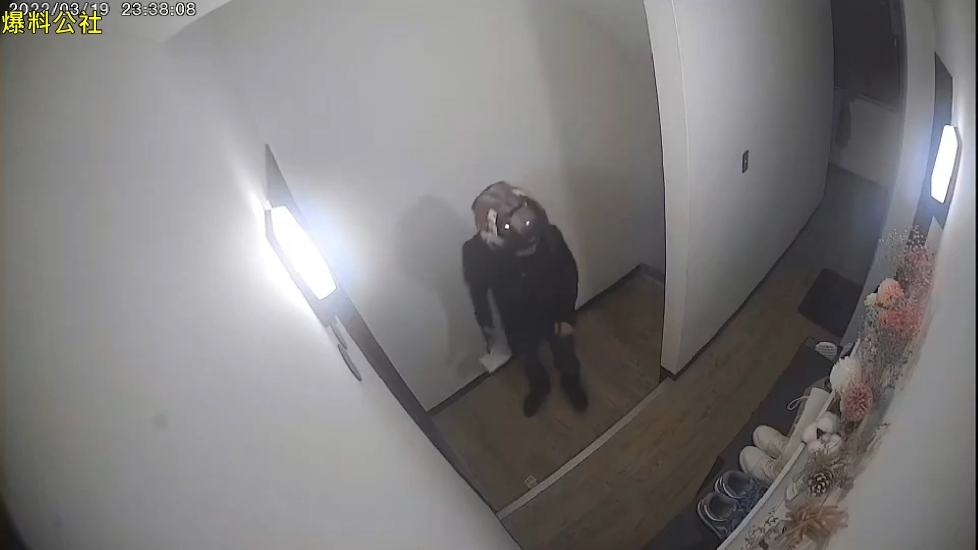 監視器拍到一名台灣外賣員送餐後沒離去,反而到其他樓層作出可疑舉動,引起熱議。(爆料公社授權使用) 監視器拍到一名台灣外賣員送餐後沒離去,反而到其他樓層作出可疑舉動,引起熱議。(爆料公社授權使用)