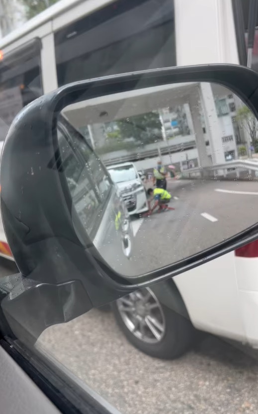 有網民近日分享影片，只見第一城1名鎖車隊人員只需7秒時間，就能將1部白色私家車的前轆落鎖。（FB「小心駕駛(討論別人同駕駛態度)」影片截圖）