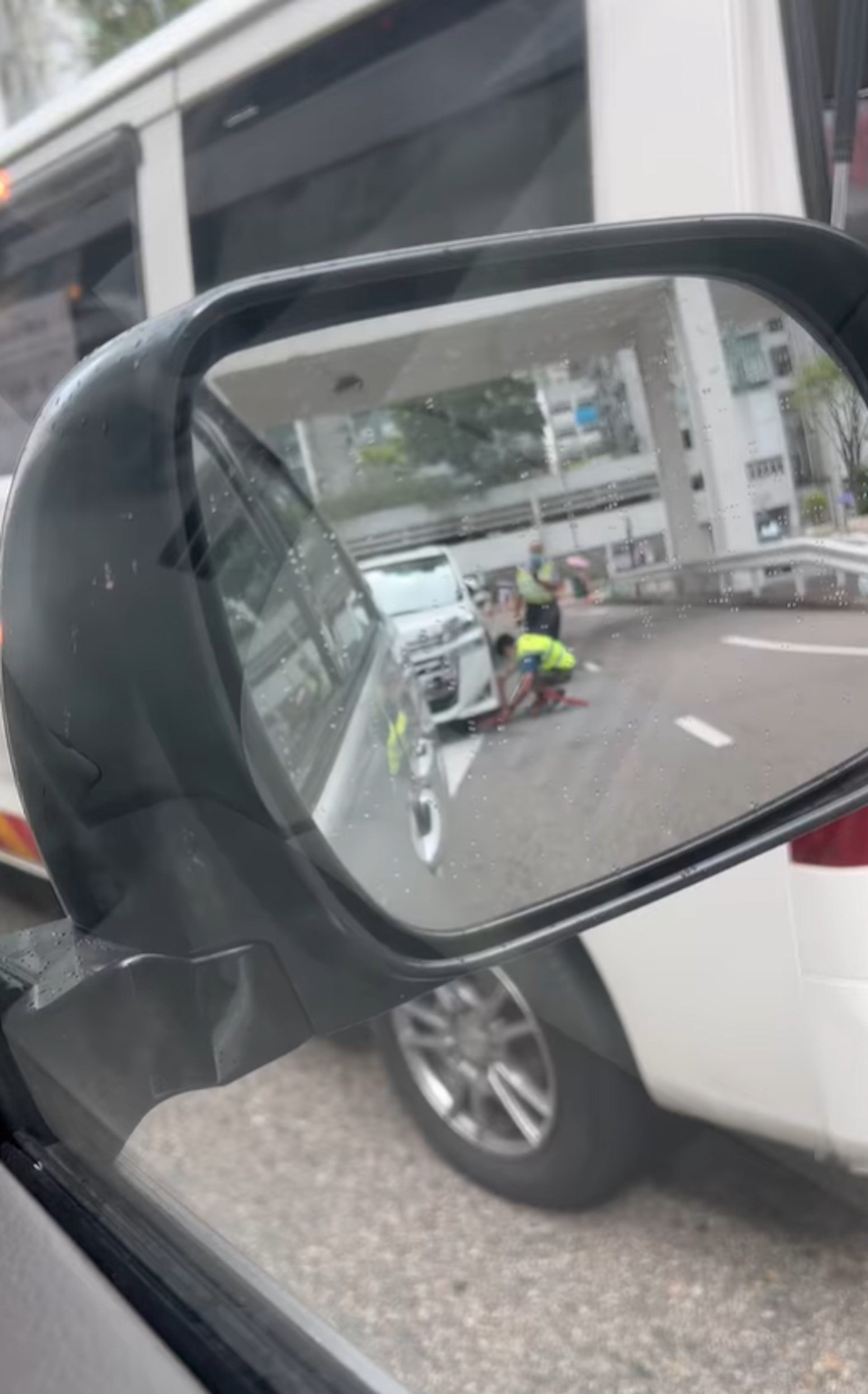 有網民近日分享影片,只見第一城1名鎖車隊人員只需7秒時間,就能將1部白色私家車的前轆落鎖。(FB「小心駕駛(討論別人同駕駛態度)」影片截圖)