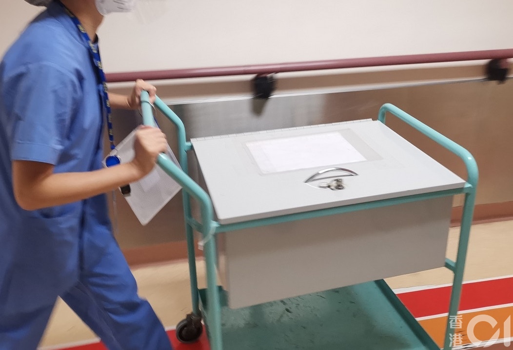 男嬰遺體被舁送殮房。