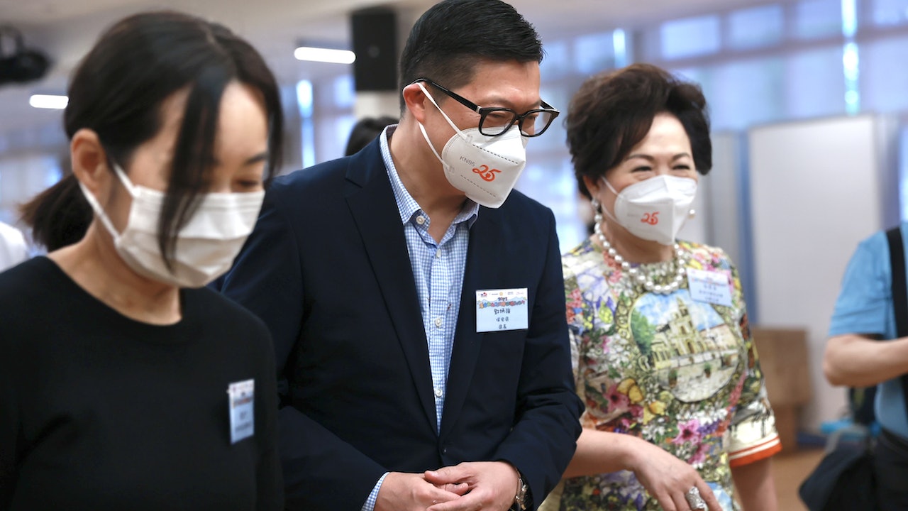 疫情令地區互助力量發輝重要性 鄧炳強:需給老人更多關愛及照顧 疫情令地區互助力量發輝重要性 鄧炳強:需給老人更多關愛及照顧