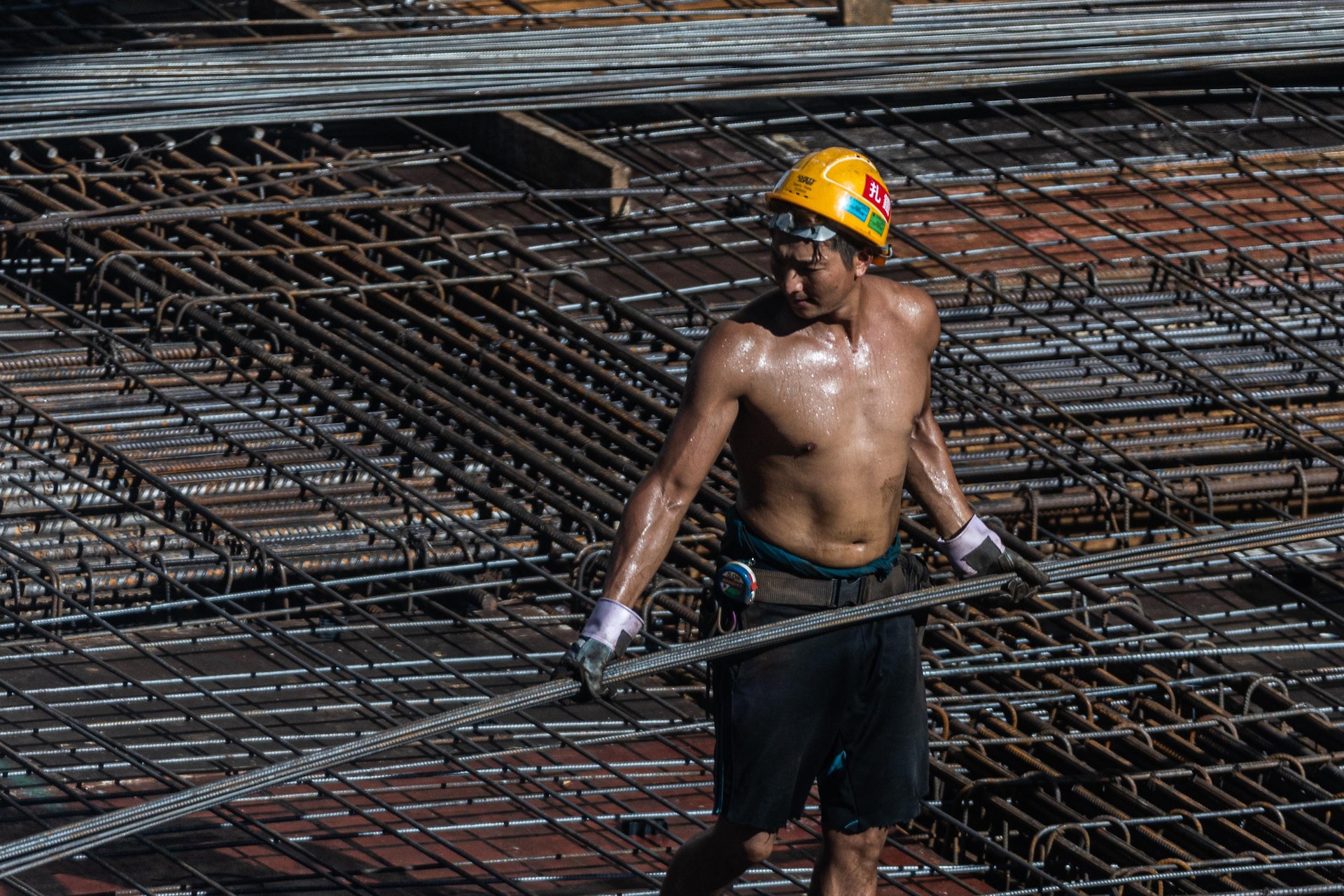 本港酷熱天氣持續,在地盤工作的建築工人在烈日暴曬下避無可避。(資料圖片) 本港酷熱天氣持續,在地盤工作的建築工人在烈日暴曬下避無可避。(資料圖片)